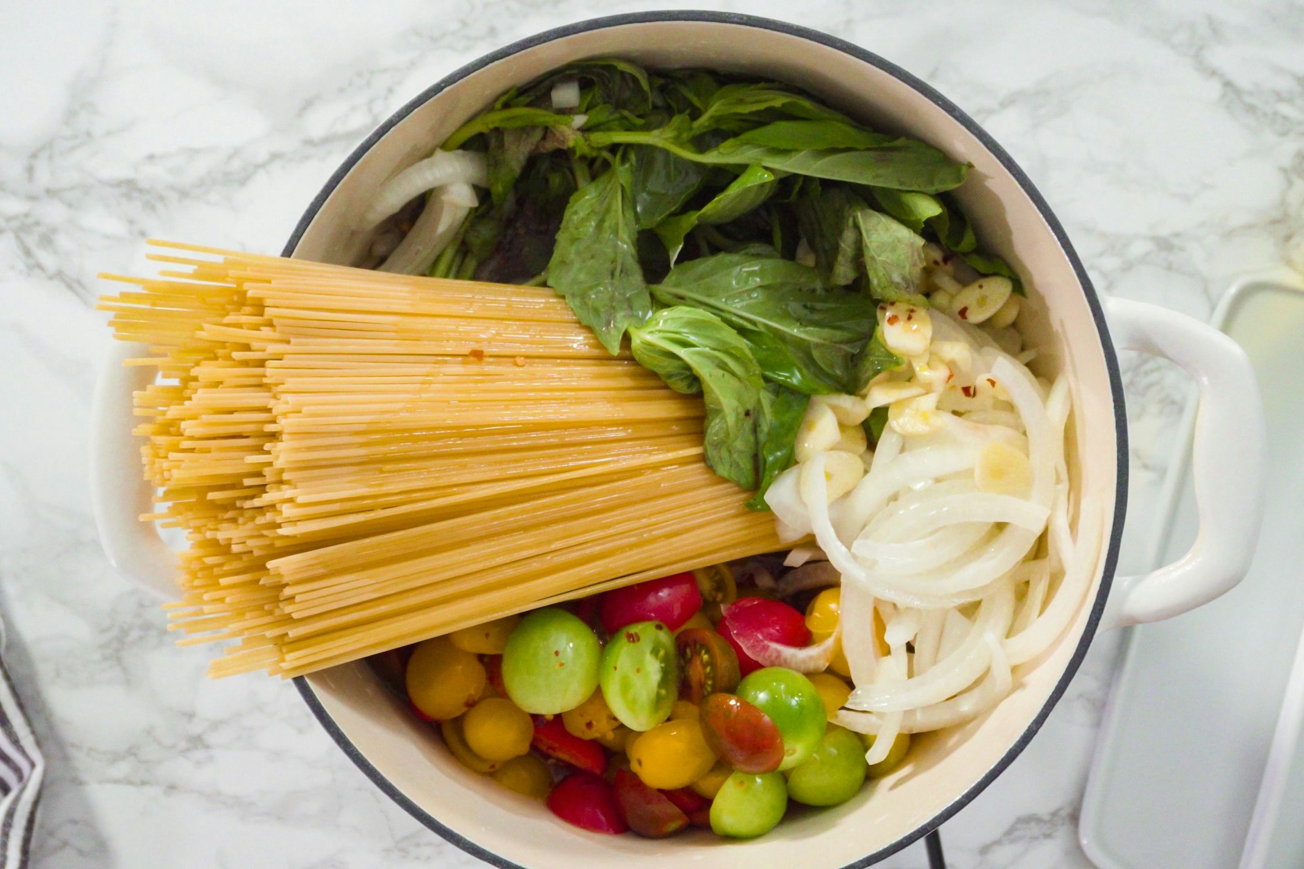 Bei der One-Pot-Pasta werden alle Zutaten gemeinsam in nur einem Topf gekocht. In der Reihenfolge der Garzeit.