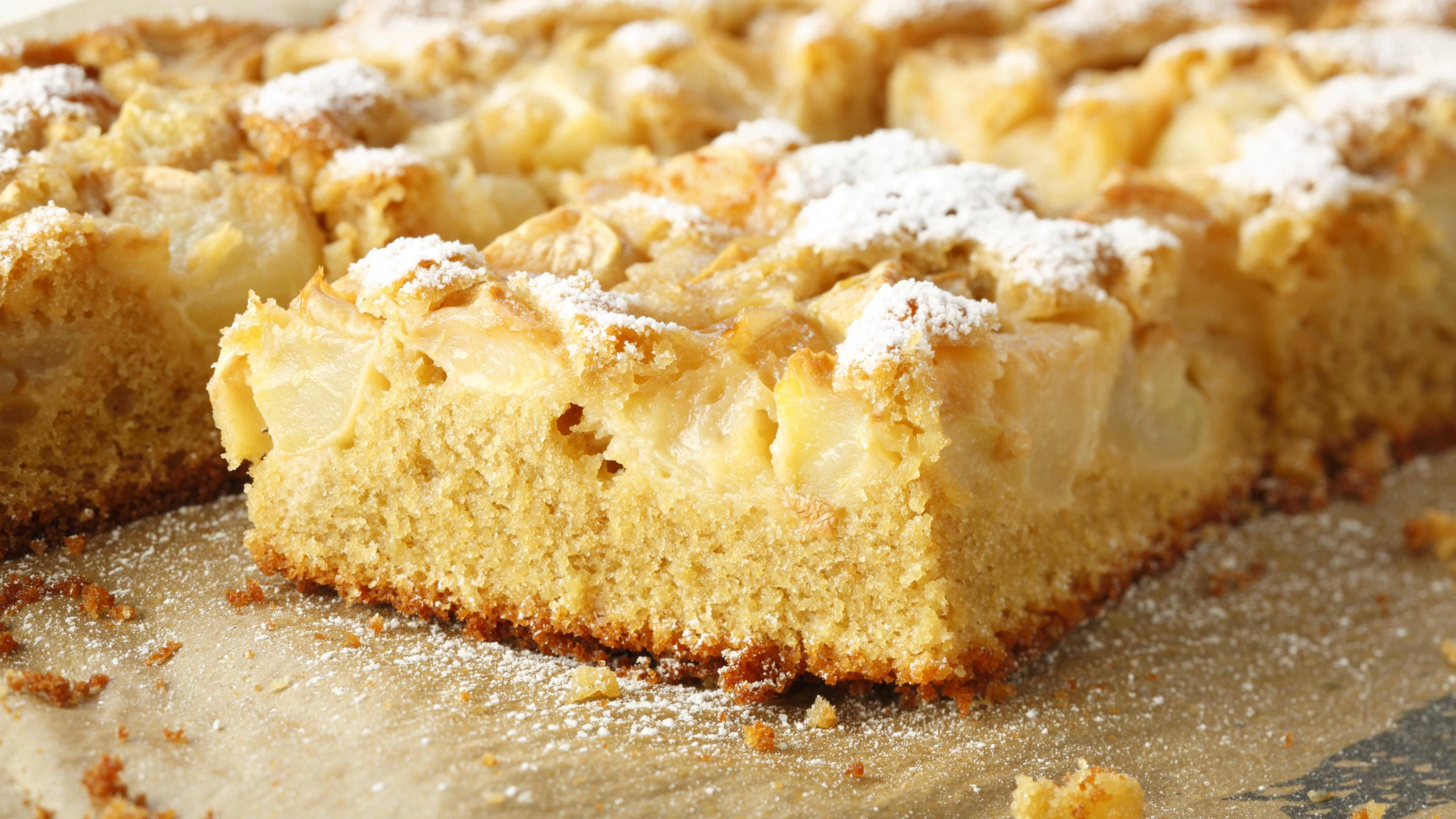Mollykuchen ist ein leckerer Blechkuchen aus der DDR - das Rezept können Sie mit Äpfeln, Kirschen oder ganz anderen Zutaten backen.