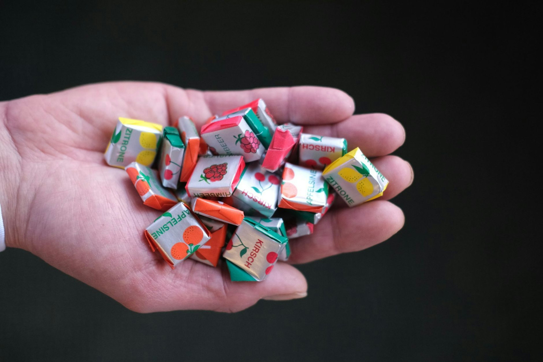 Diese Kaubonbons kennt jeder, der schonmal bei einem Karnevalsumzug war. Sie wurden im Rheinland erfunden - aber werden im Osten produziert!