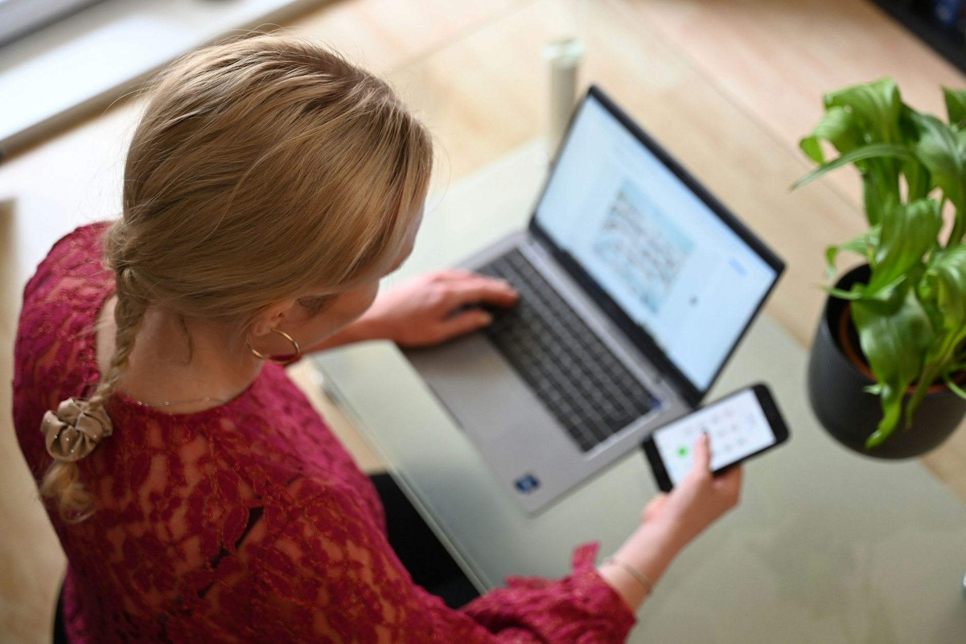 In Österreich hat eine Frau mehr 1054 Überstunden im Homeoffice angesammelt.