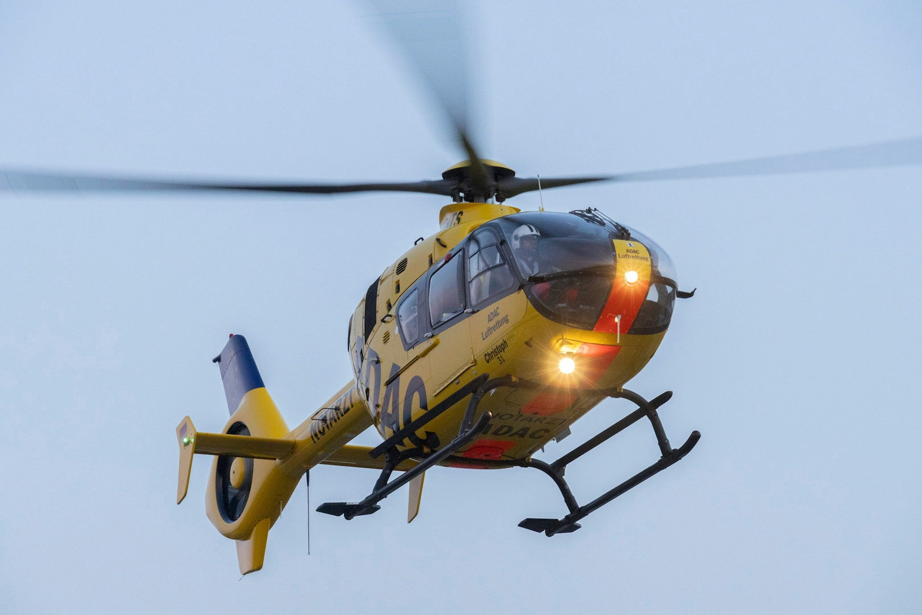 Wegen eines Verkehrsunfalls in Treptow-Köpenick war auch der Rettungshelikopter „Christoph 31“ im Einsatz.