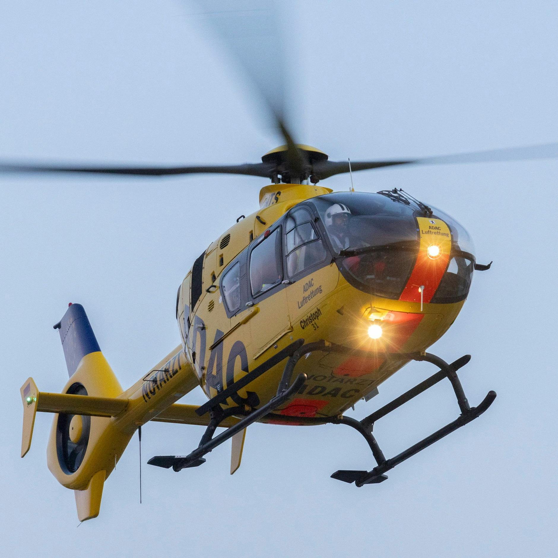 Image - Friedrichshagen: Autofahrer stirbt nach Verkehrsunfall – Rettungshubschrauber im Einsatz