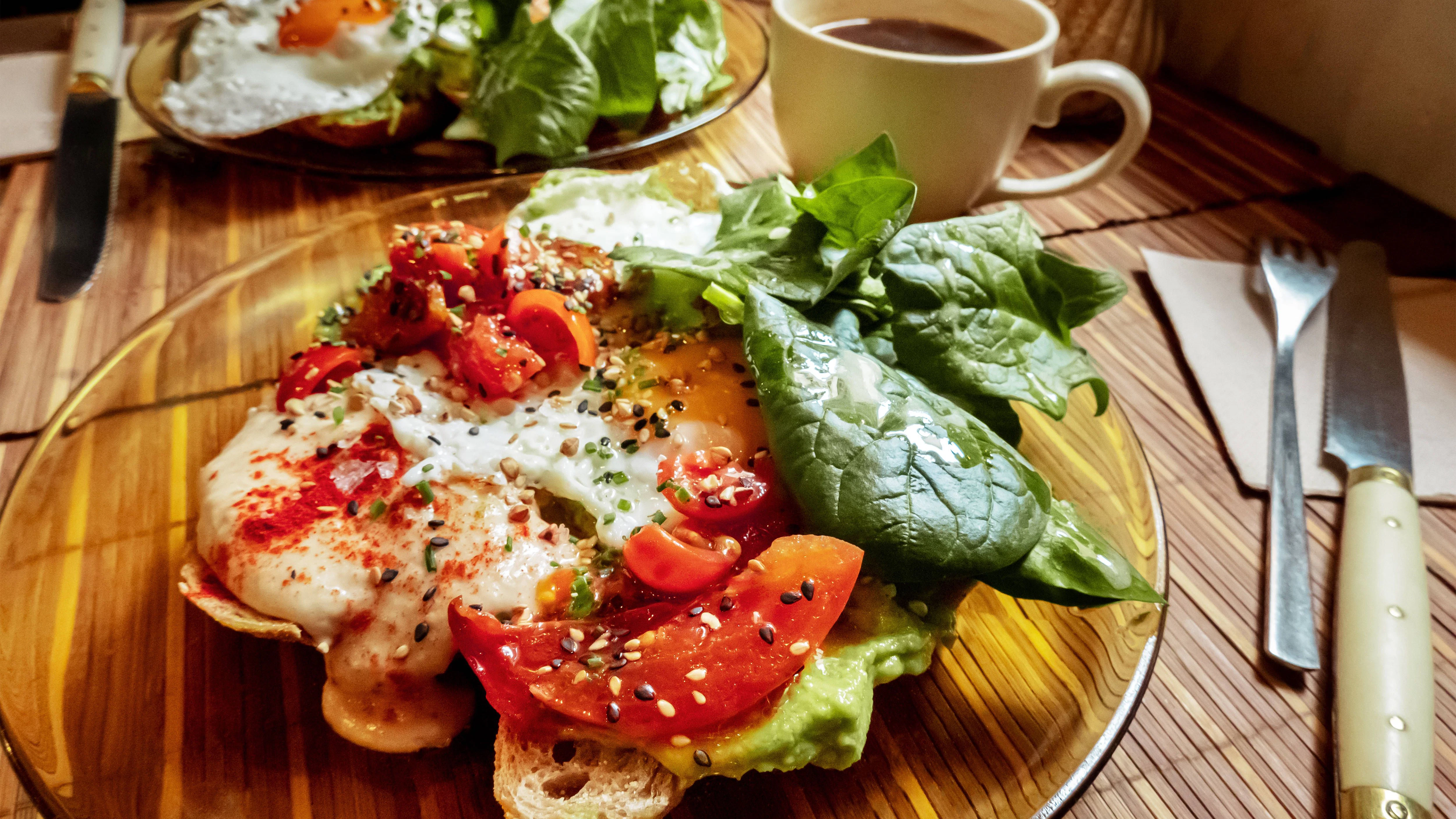 Wir haben fünf Ideen für Sie für ein schnelles Abendbrot. Wie wäre es zum Beispiel mit einem Avocado-Ei-Toast? Das Ei können Sie nach Belieben auch weglassen.