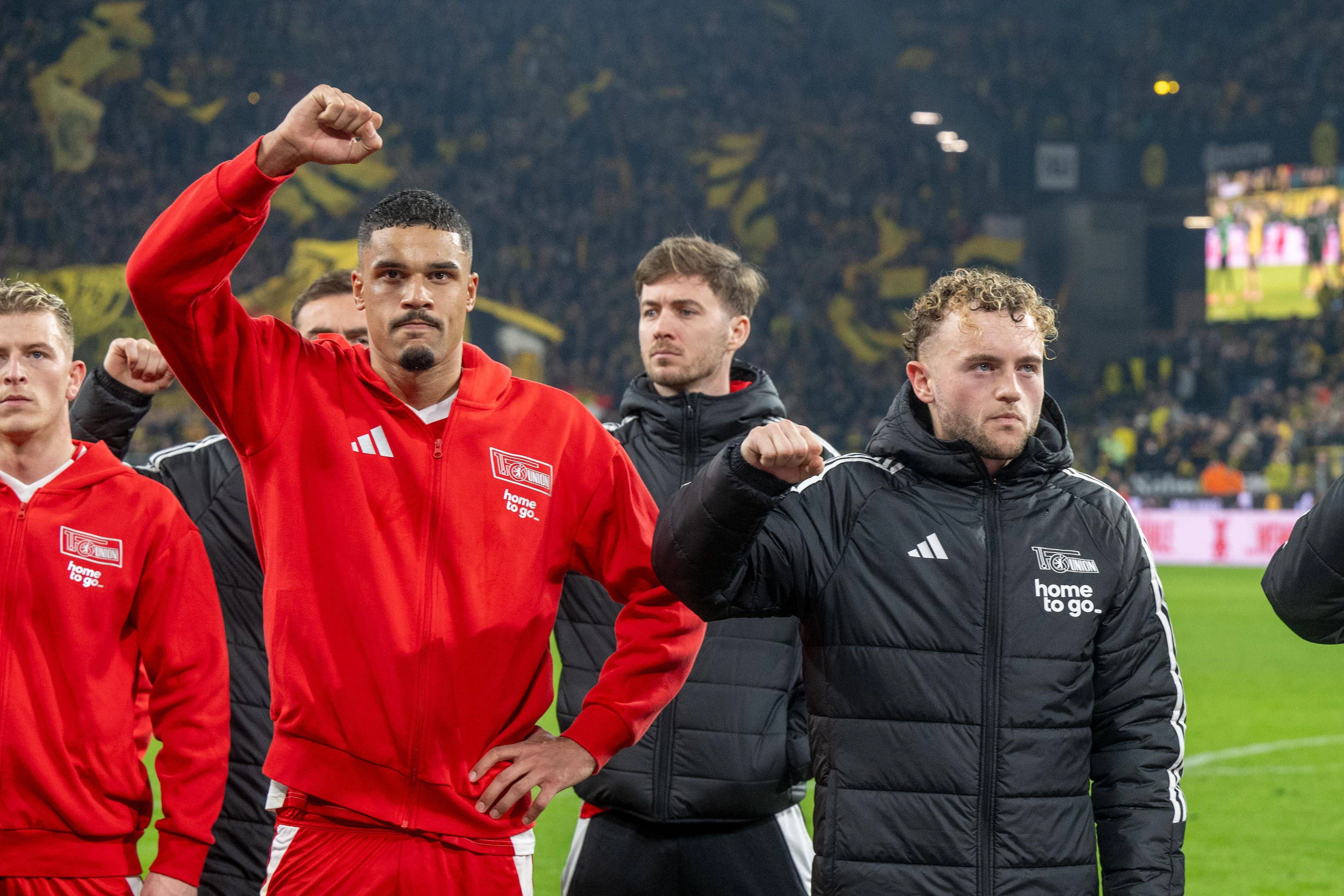 Verteidiger Danilho Doekhi (26, 2.v.l.) ist beeindruckt über die Unterstützung der Fans des 1. FC Union nach dem Debakel von Dortmund.