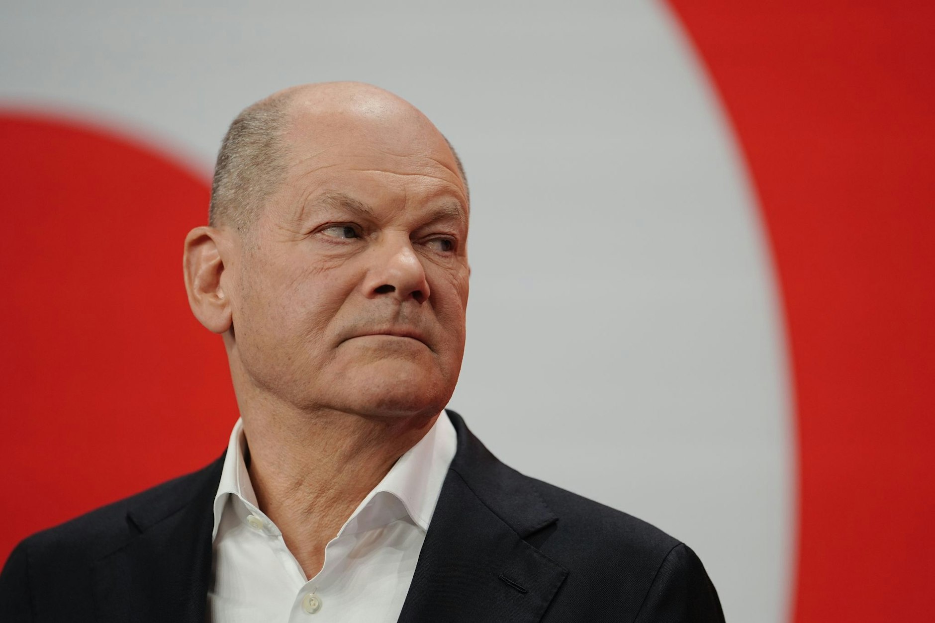 ¿Olaf Scholz y Robert Habeck estuvieron frente al mismo armario antes de la noche de las elecciones? Al igual que su socio de coalición, el actual Canciller vestía el domingo un traje negro y una camisa blanca, también con el botón superior de la camisa abierto. Y aunque con esta combinación no puedes equivocarte, el look no es precisamente el más apropiado para la ocasión: un viernes casual rara vez cae en domingo.