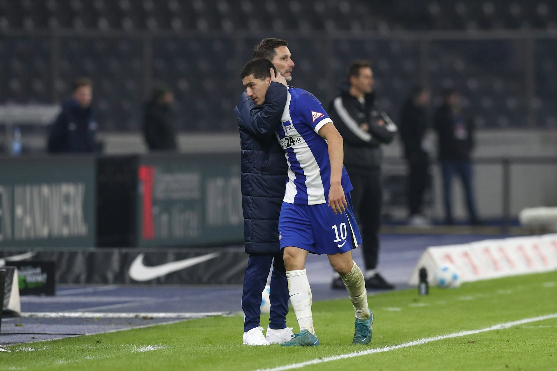 Stefan Leitl (47) nimmt Maza nach seiner Auswechslung gegen Nürnberg in den Arm. Ob der neue Cheftrainer von Hertha BSC in Zukunft auf das Juwel bauen kann, ist fraglich.