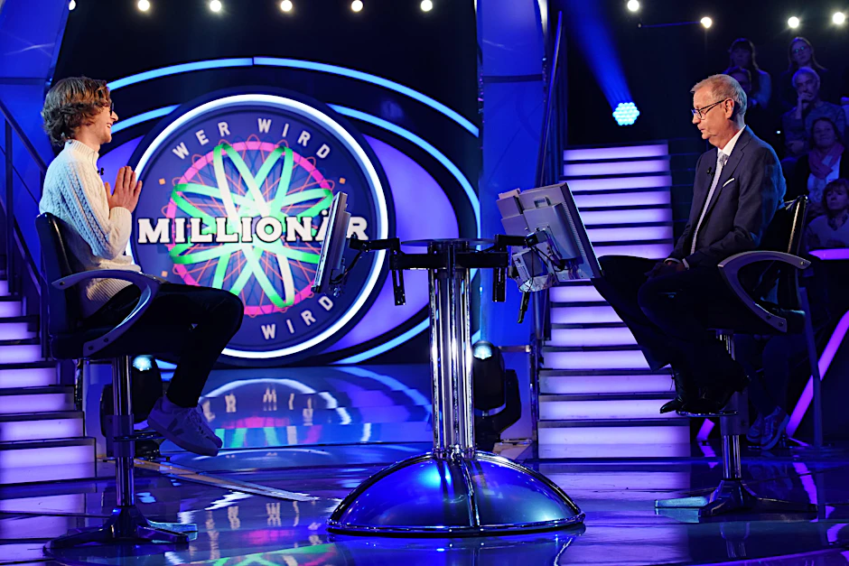 Niklas Erkes mit Günther Jauch im Studio von „Wer wird Millionär?“.