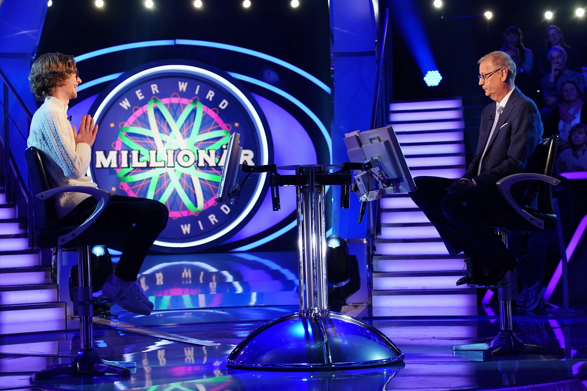 Niklas Erkes mit Günther Jauch im Studio von „Wer wird Millionär?“.