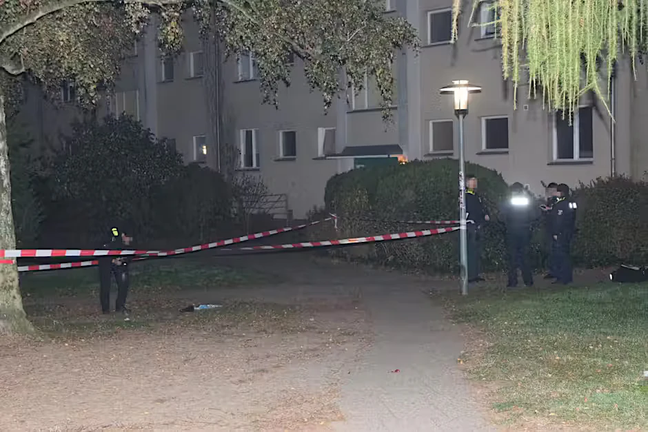 Die Polizei sperrte den Tatort in Spandau ab.