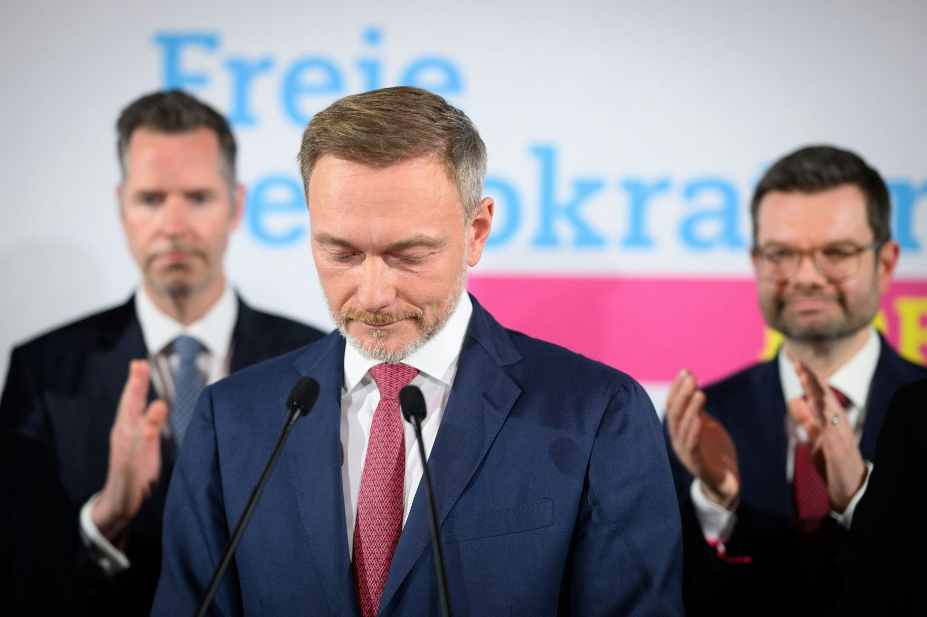 Aunque no fue el resultado electoral deseado por el presidente del FDP, Christian Lindner al menos logró impresionar con estilo el día de la decisión. Un traje azul oscuro que no podía quedar mejor, zapatos negros y corbata roja y rosa. Sólo el cinturón de Bottega Veneta, que no combinaba exactamente con los zapatos debido a su superficie mate, podría haber sido elegido de forma diferente. Pero no seamos tan estrictos: Lindner ahora tiene tiempo suficiente para encontrar un nuevo cinturón.