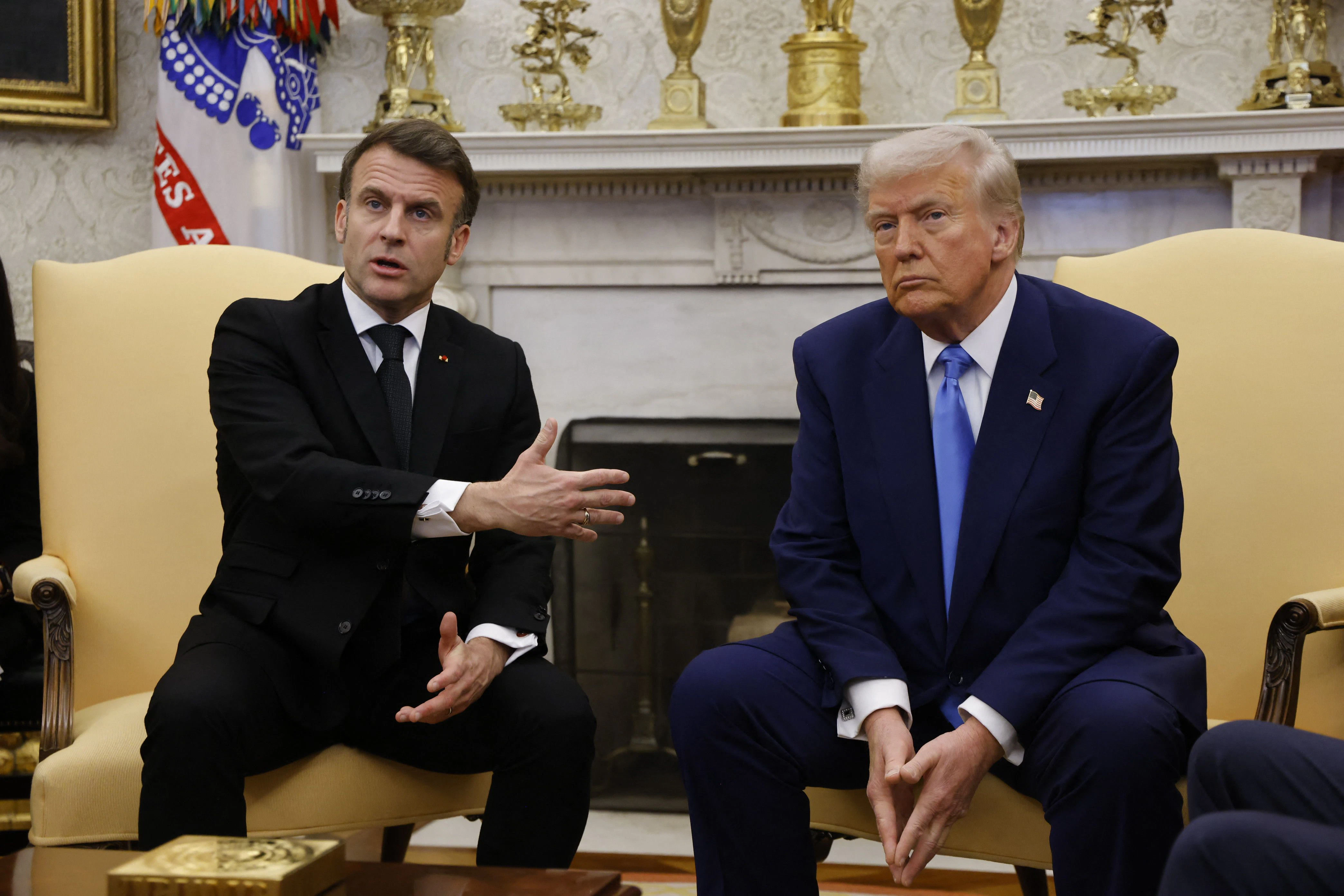 US-Präsident Donald Trump bei einem Treffen mit dem französischen Präsidenten Emmanuel Macron im Oval Office des Weißen Hauses in Washington