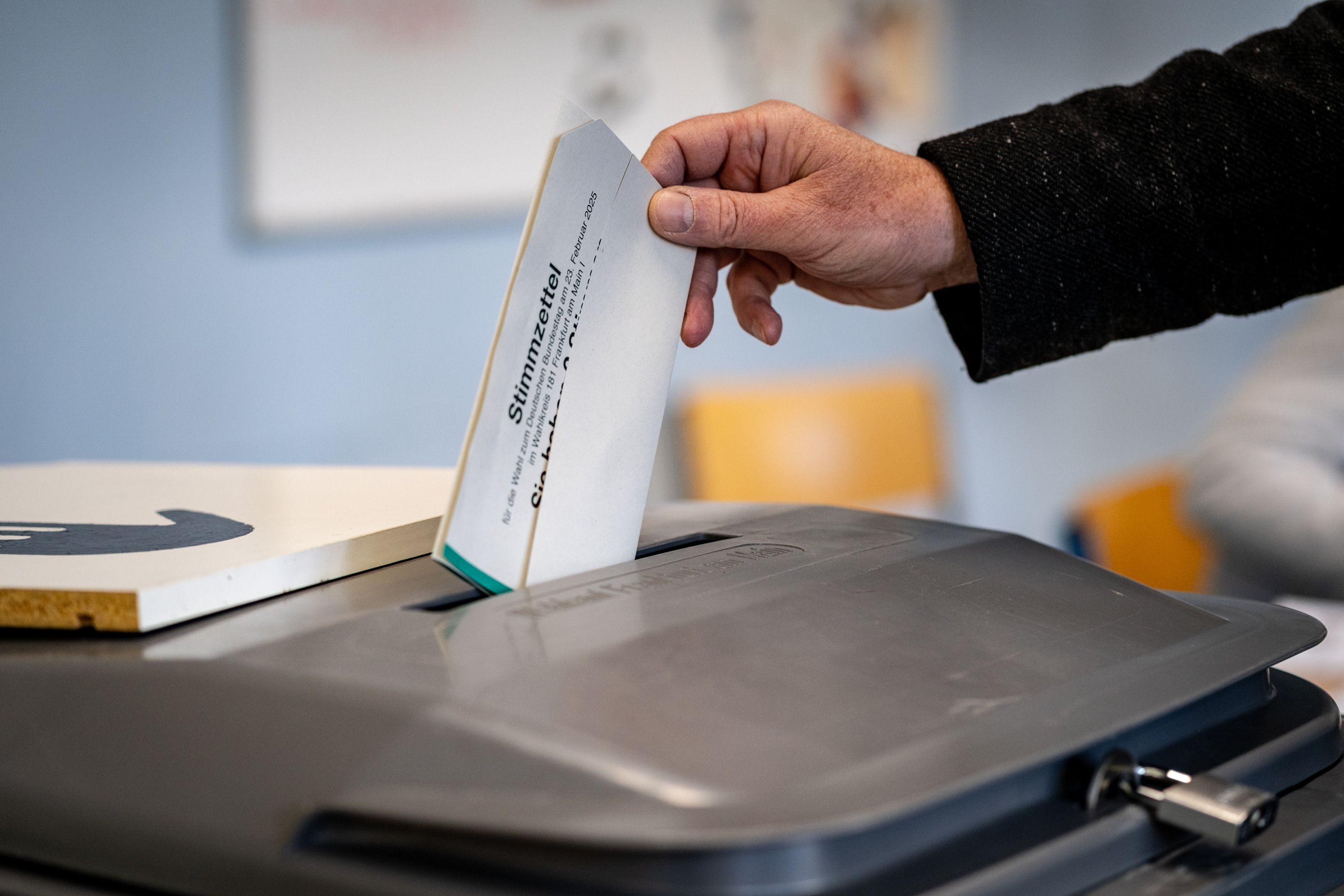 Dieser Berliner will die Bundestagswahl anfechten: Wählten Personen mit Stimmzetteln von Fremden?