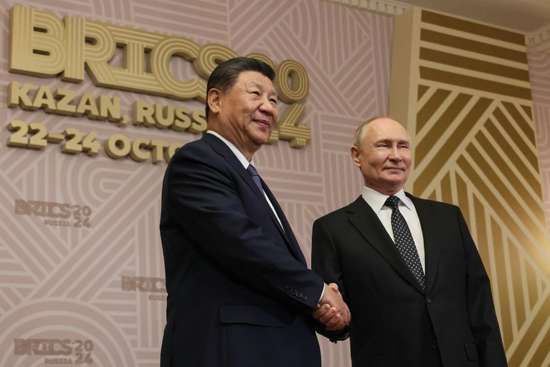 Der russische Präsident Wladimir Putin (r) und der chinesische Präsident Xi Jinping