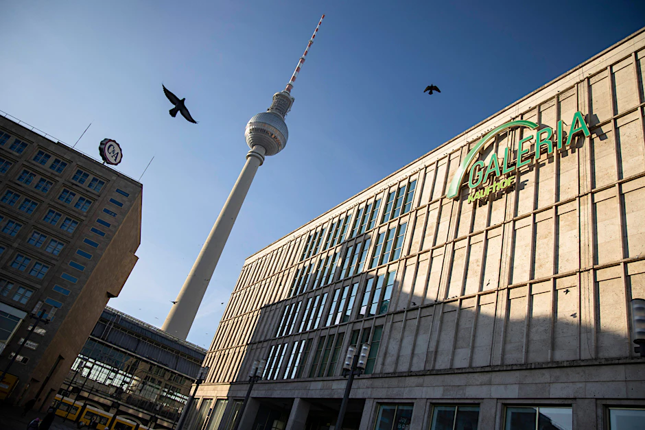 Bis Ende Februar 2026 ist das Bestehen des Galeria Kaufhofs am Alexanderplatz in Mitte gesichert.