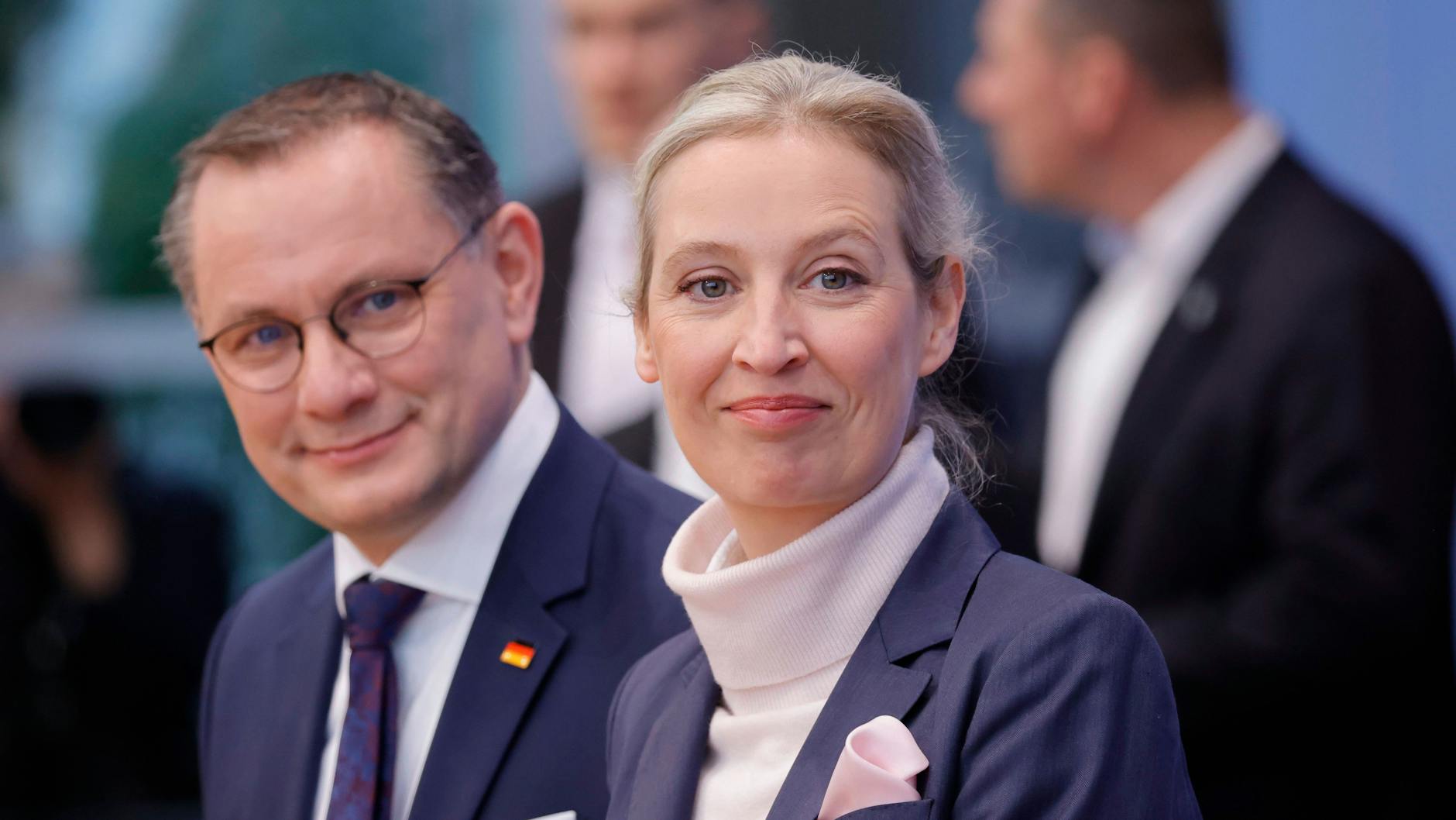 Die AfD-Spitze, die das Land gerne regieren würde: Tino Chrupalla kommt aus dem Osten Deutschlands, Alice Weidel pendelt zwischen Deutschland und der Schweiz.