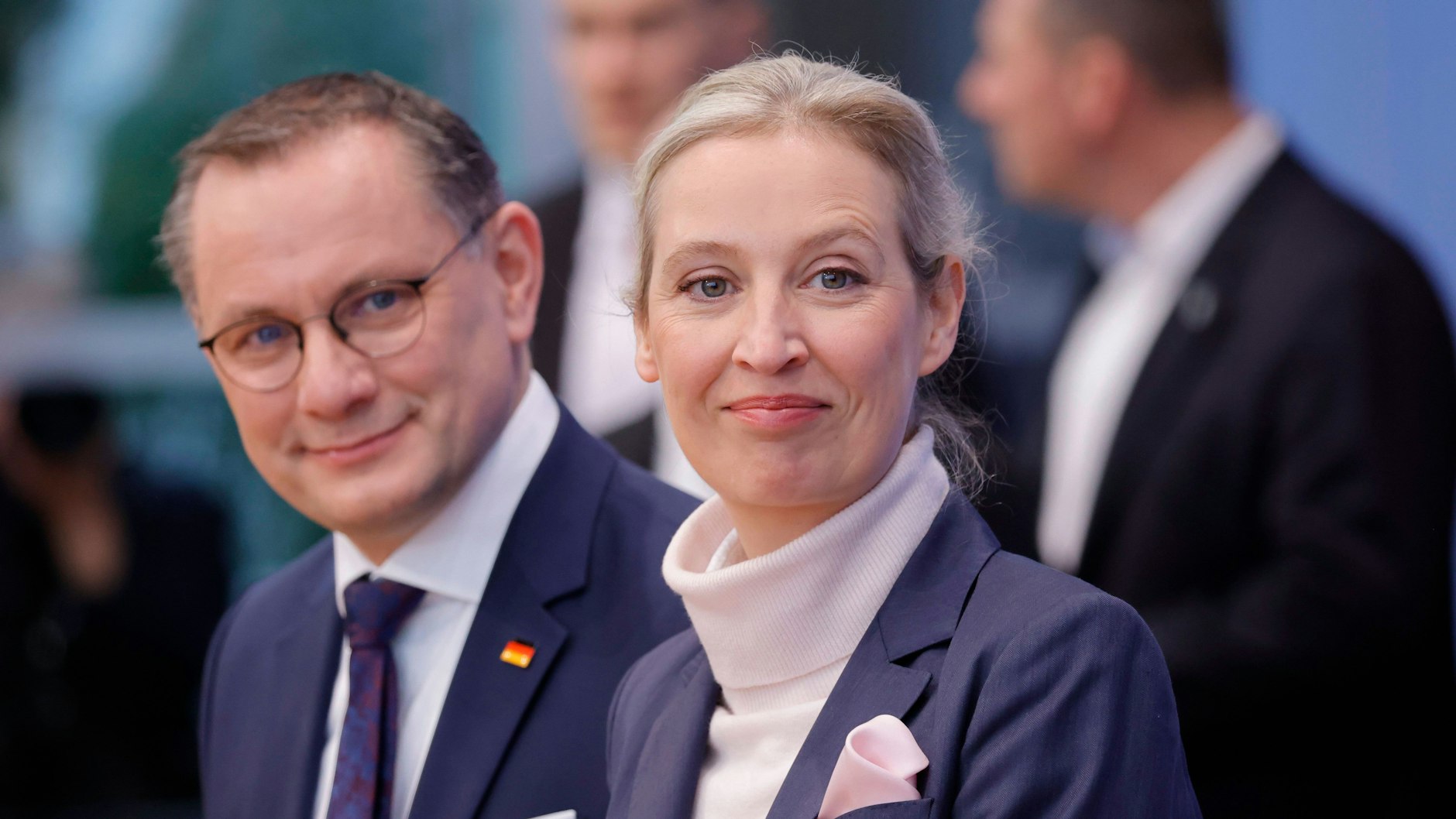 Die AfD-Spitze, die das Land gerne regieren würde: Tino Chrupalla kommt aus dem Osten Deutschlands, Alice Weidel pendelt zwischen Deutschland und der Schweiz.