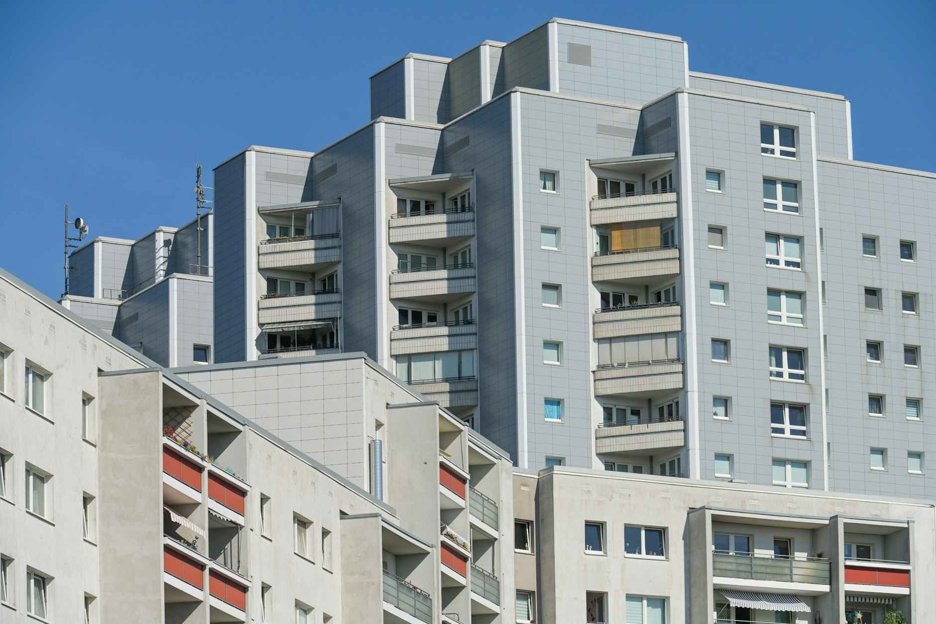 In fact, only about one in ten names on the doorbells of the new buildings is a traditional German one.