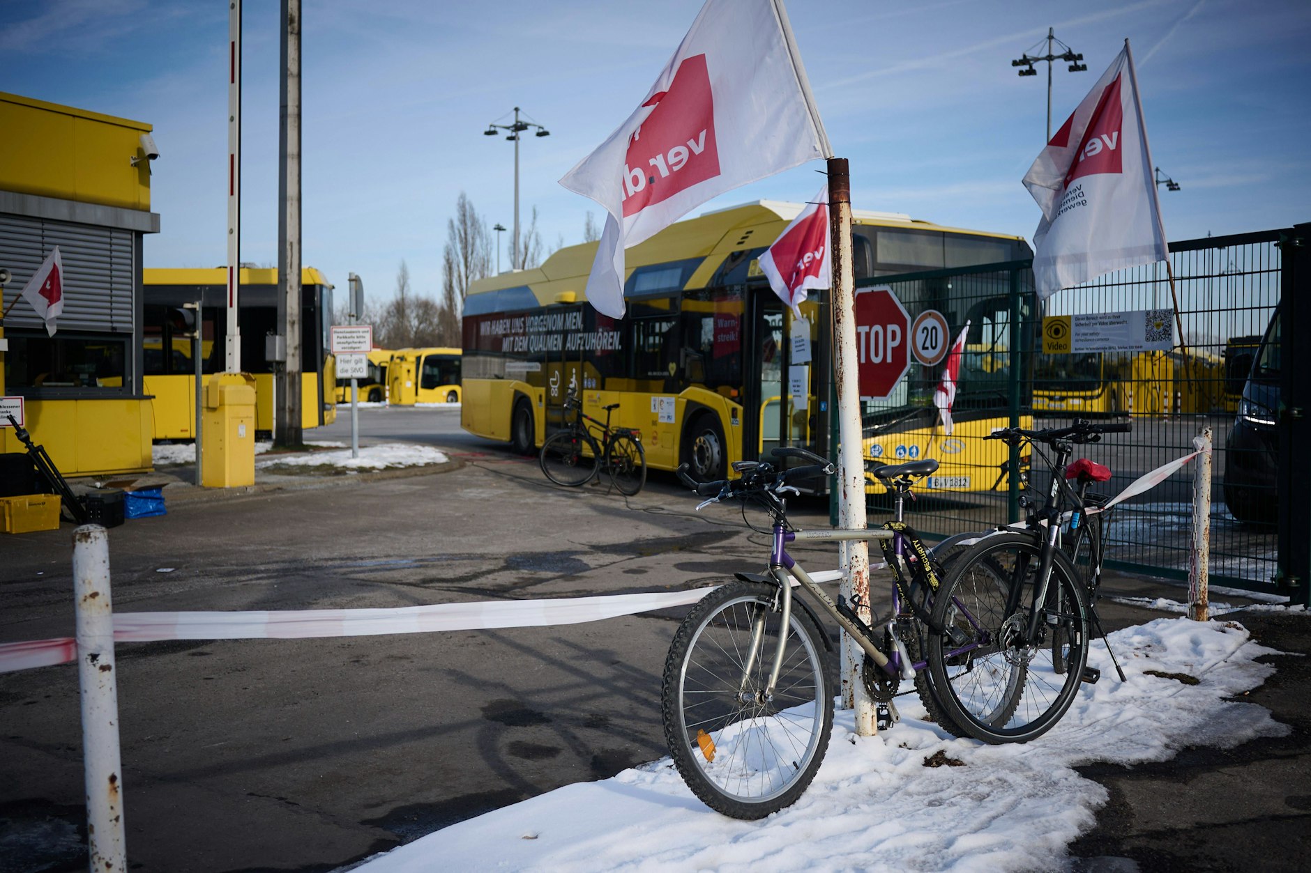 Niets helpt meer: ​​van 20 tot en met 22 februari vond de derde waarschuwingsstaking plaats tijdens het aanhoudende loonconflict bij BVG. Het duurde 48 uur. Een scène uit het busstation in Indira Gandhi Street.