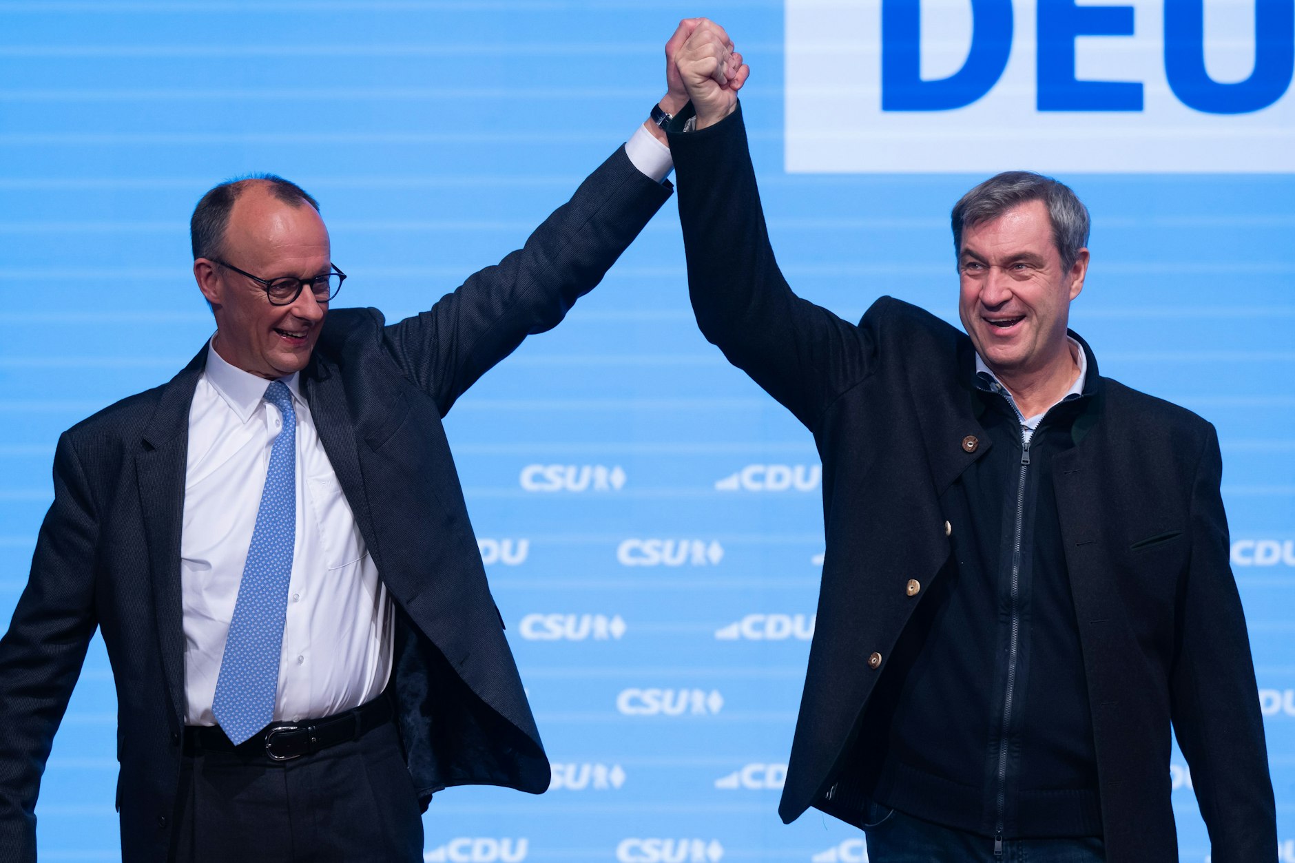 Así lucen los ganadores: <strong>Markus Söder</strong> y <strong>Friedrich Merz</strong> pueden estar contentos por una victoria de la CSU/CDU. Pero por qué Markus Söder no se puso nada decente para celebrar el día, sino su extraña chaqueta tradicional, probablemente sólo lo entiendas si eres bávaro. La canciller federal designada, sin embargo, apuesta por una seriedad un poco aburrida y con evidentes arrugas. Esta tarde fue perdonado. ¡Pero sólo en este!