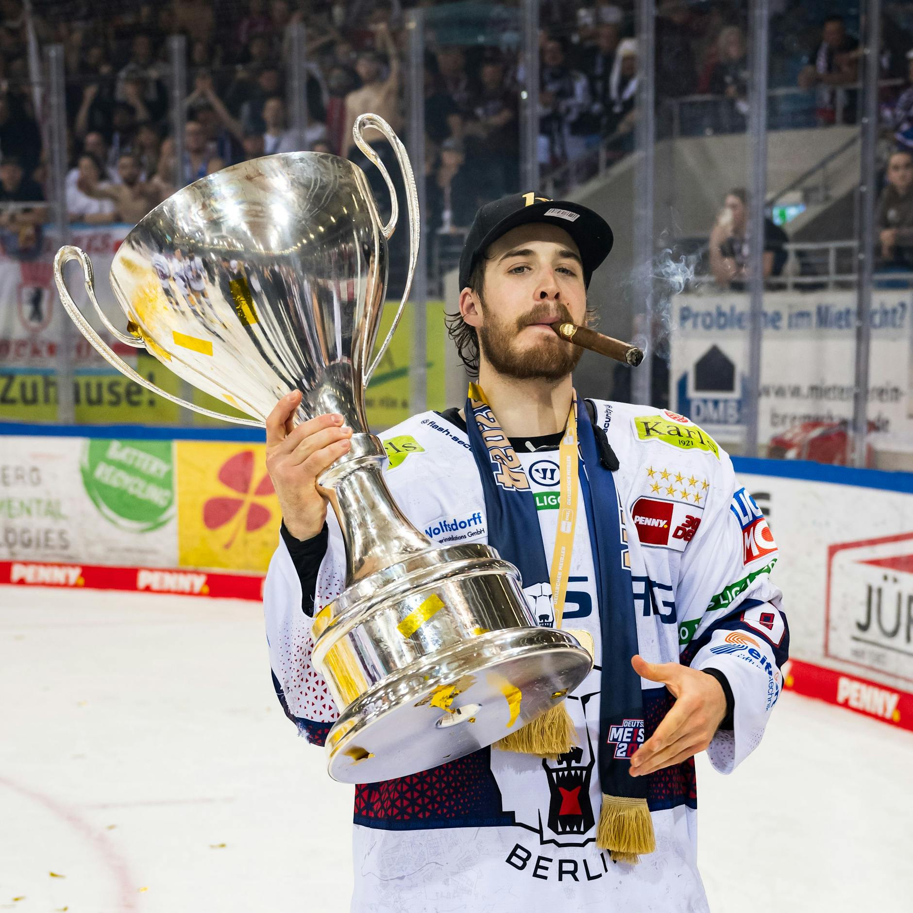 Gleich in seiner ersten Saison bei den Eisbären Berlin konnte Ty Ronning den Meister-Pokal stemmen.