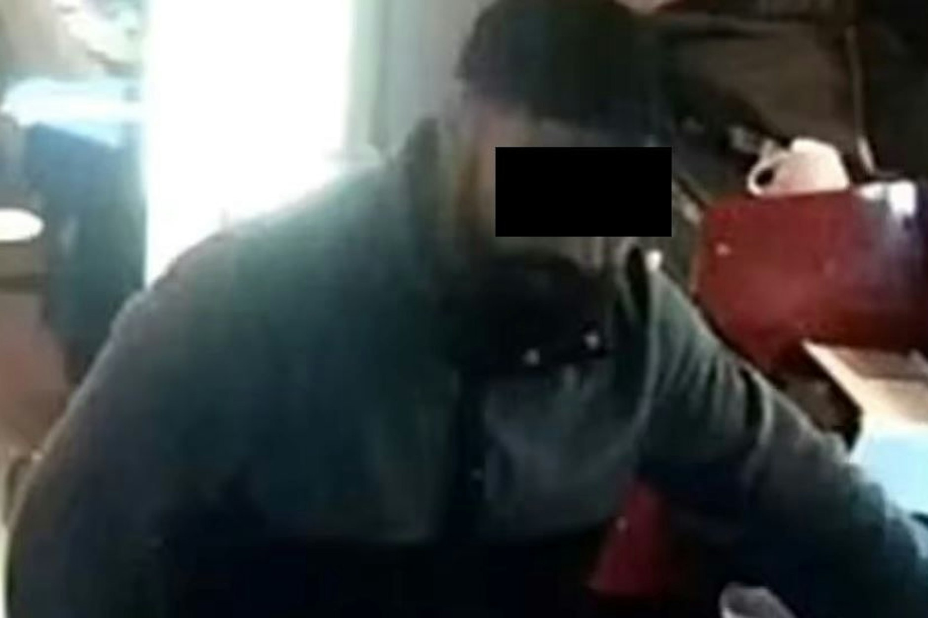 Der brutale Scherenräuber in Aktion.