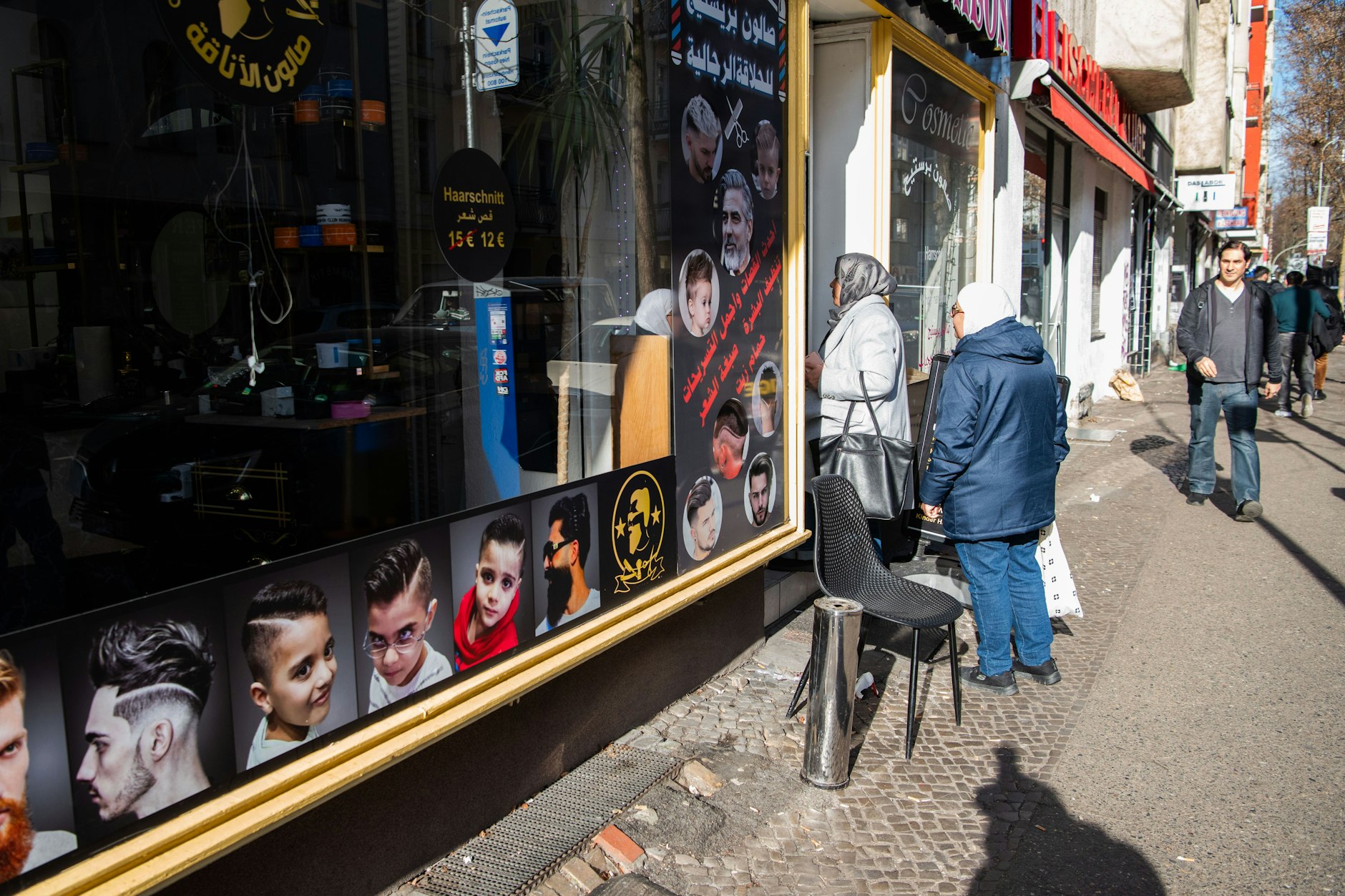 Donne a Neukölln davanti a un parrucchiere.