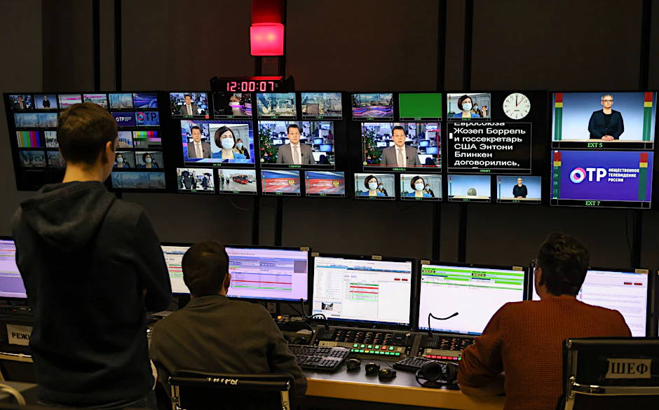 In zahlreichen Ländern aus Ost und West begleiteten Journalisten die Bundestagswahlen in Deutschland. Hier ein Bild aus einem russischen TV-Studio.