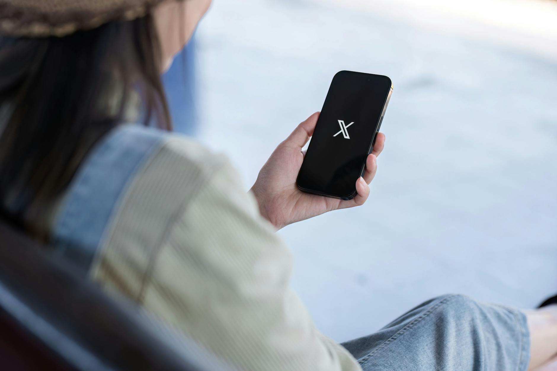 Gegen die Plattform X wurde eine Verbandsklage am Berliner Kammergericht eingereicht.