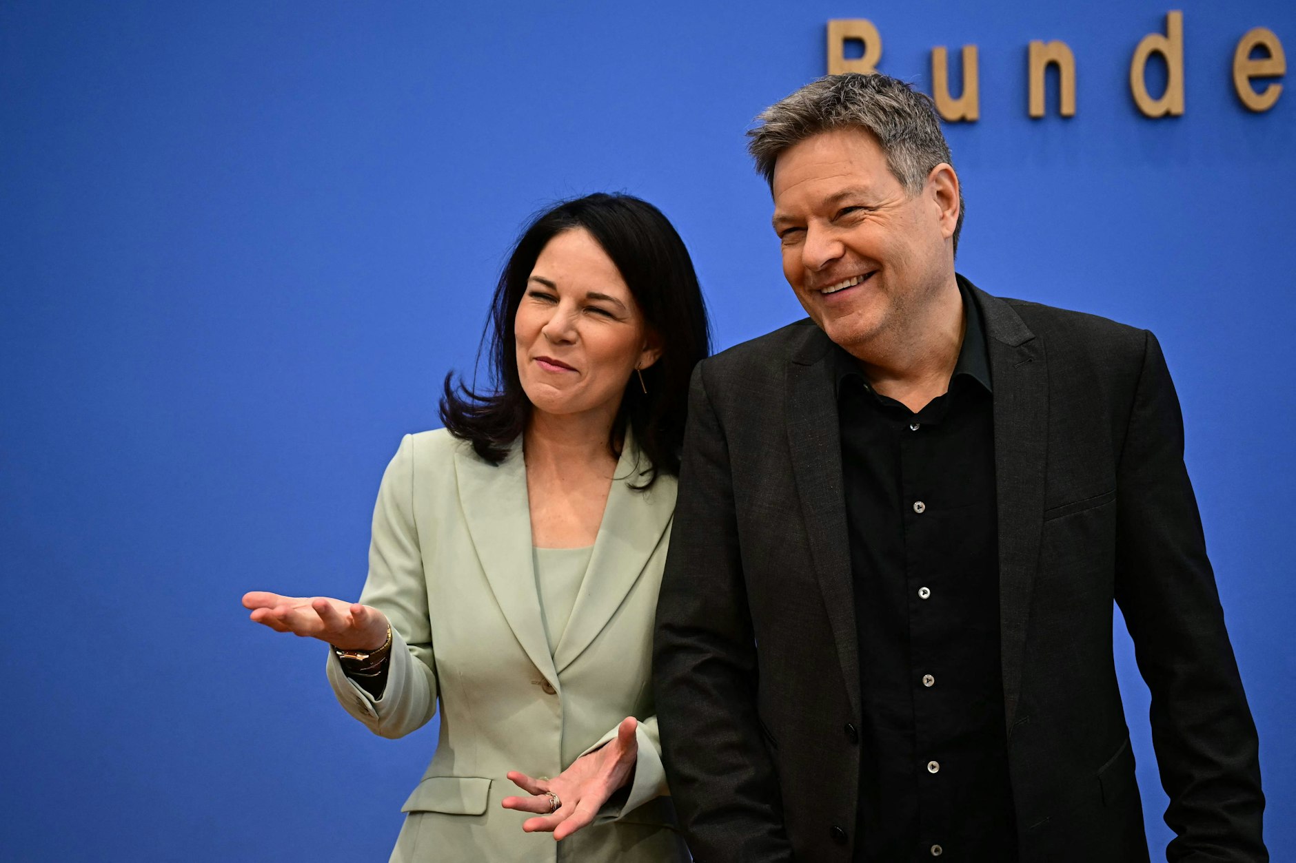 Annalena Baerbock und Robert Habeck am Montag nach der Bundestagswahl: Die Grünen bieten Friedrich Merz eine schnelle Variante für die Erhöhung der Rüstungsausgaben an.