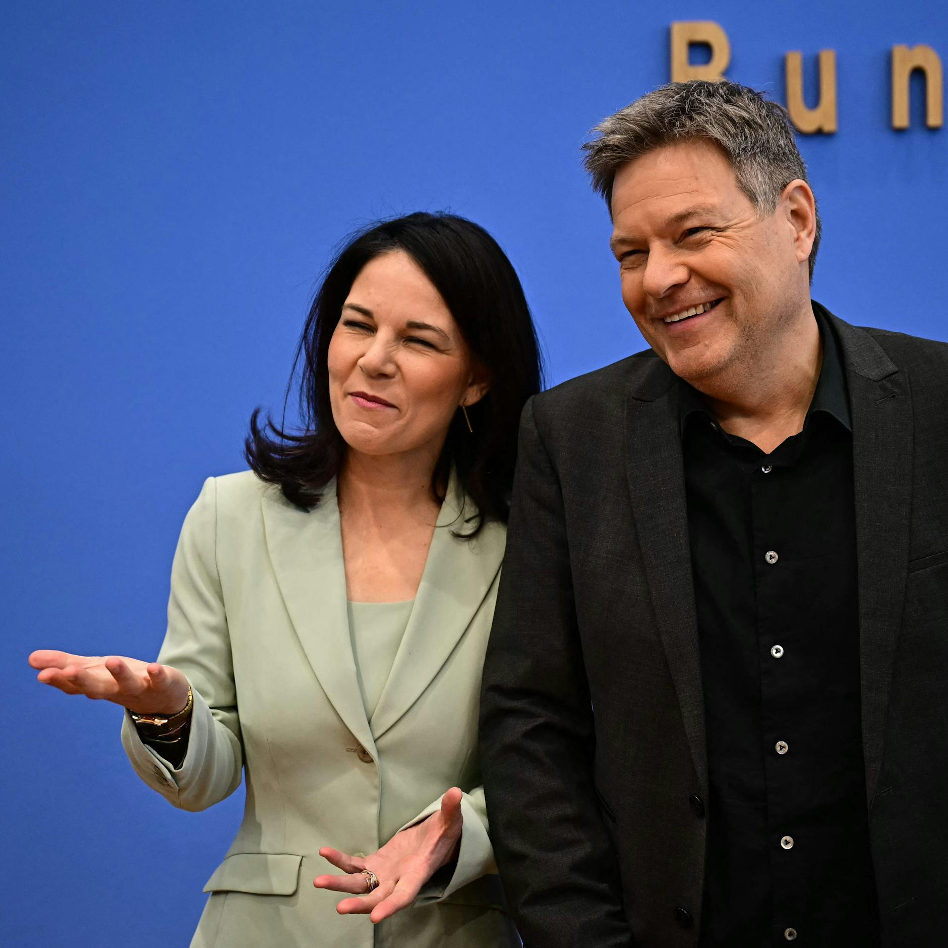 Image - Mehr Geld für Waffen: Tricksen Merz und die Grünen den neuen Bundestag aus?