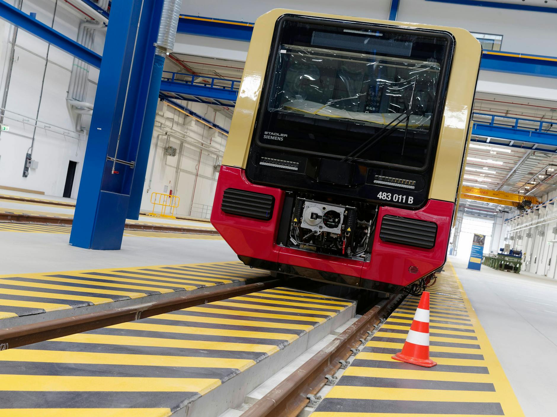 Die jüngste Fahrzeuggeneration: Eine S-Bahn der Baureihe 483 steht startklar im Werk Grünau. Fahrzeuge dieses Typs sollen auf der neuen Linie S15 (Gesundbrunnen–Hauptbahnhof) verkehren.