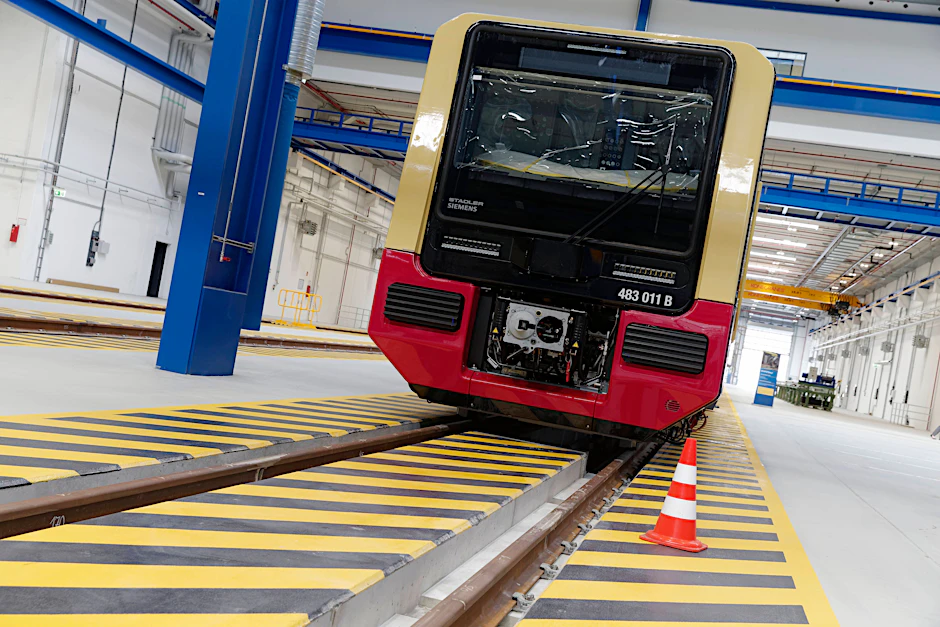 Die jüngste Fahrzeuggeneration: Eine S-Bahn der Baureihe 483 steht startklar im Werk Grünau. Fahrzeuge dieses Typs sollen auf der neuen Linie S15 (Gesundbrunnen–Hauptbahnhof) verkehren.