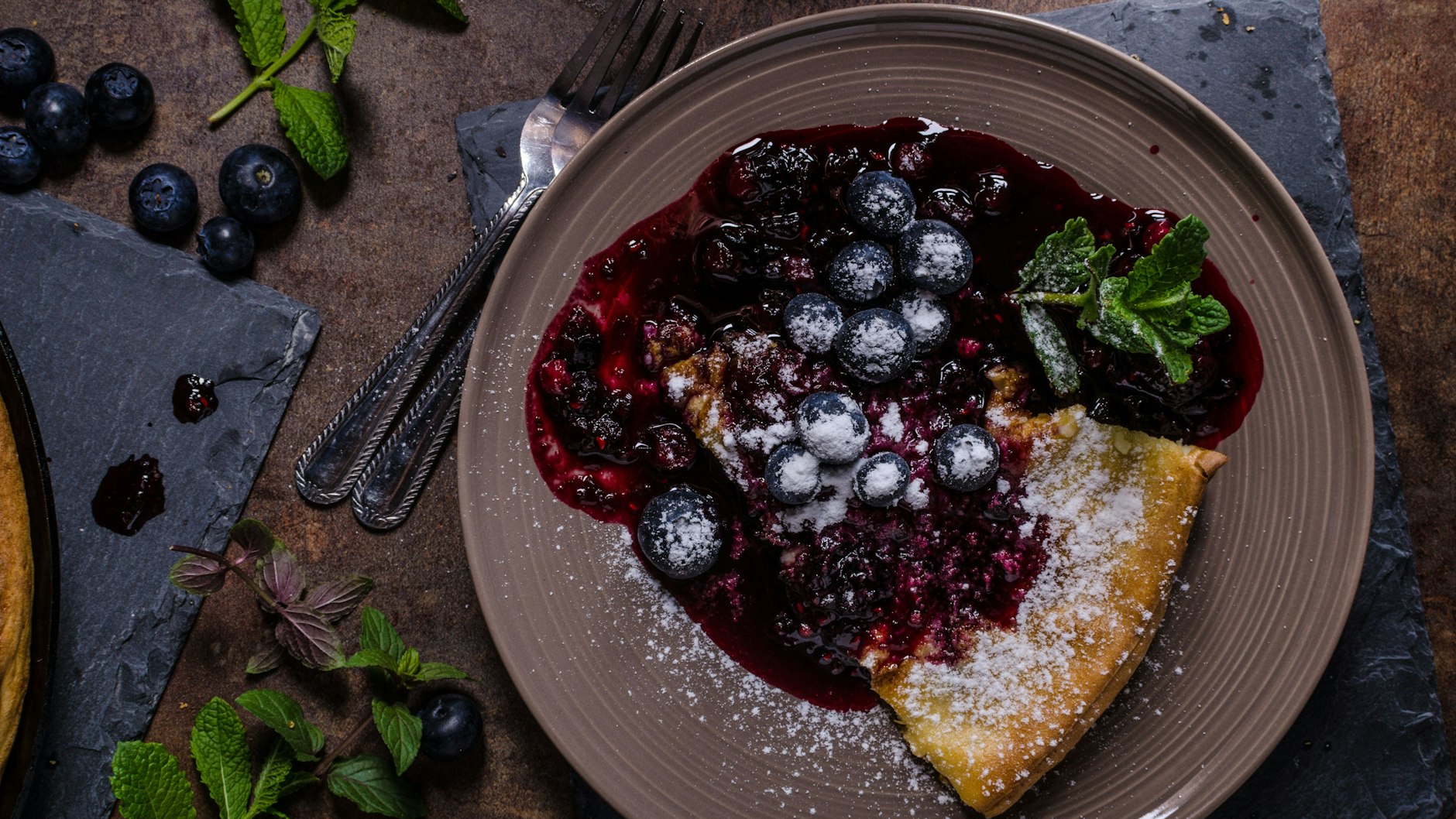 Ob mit Erdbeeren, heißen Kirschen oder wie hier mit Heidelbeer-Kompott – zum Pfannkuchen passen etliche Früchte perfekt.