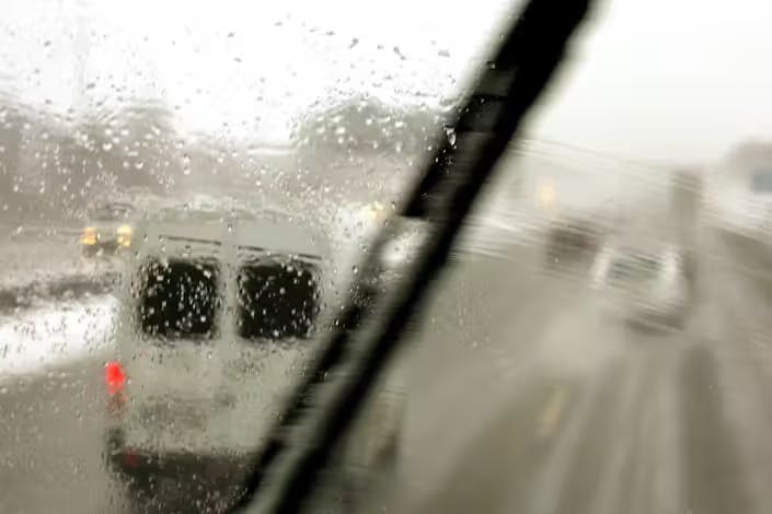 Gerade in der nasskalten Jahreszeit werden Scheibenwischer oft in Mitleidenschaft gezogen. Statt einer sauberen Autoscheibe und Sicht erblickt man nur graue Schlieren.