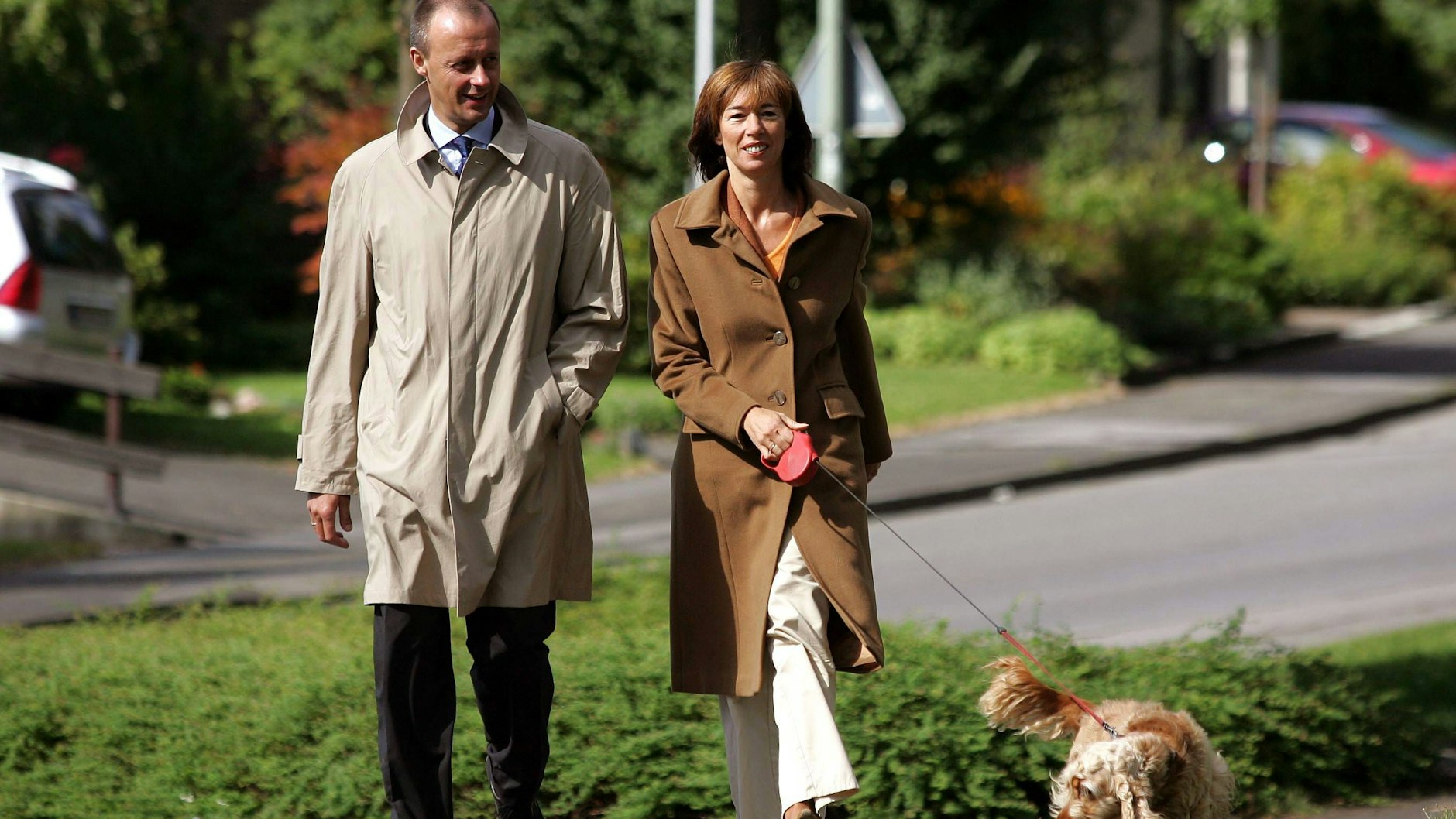 Friedrich und Charlotte Merz mit Hund in ihrem Heimatort Arnsberg im Jahr 2005.