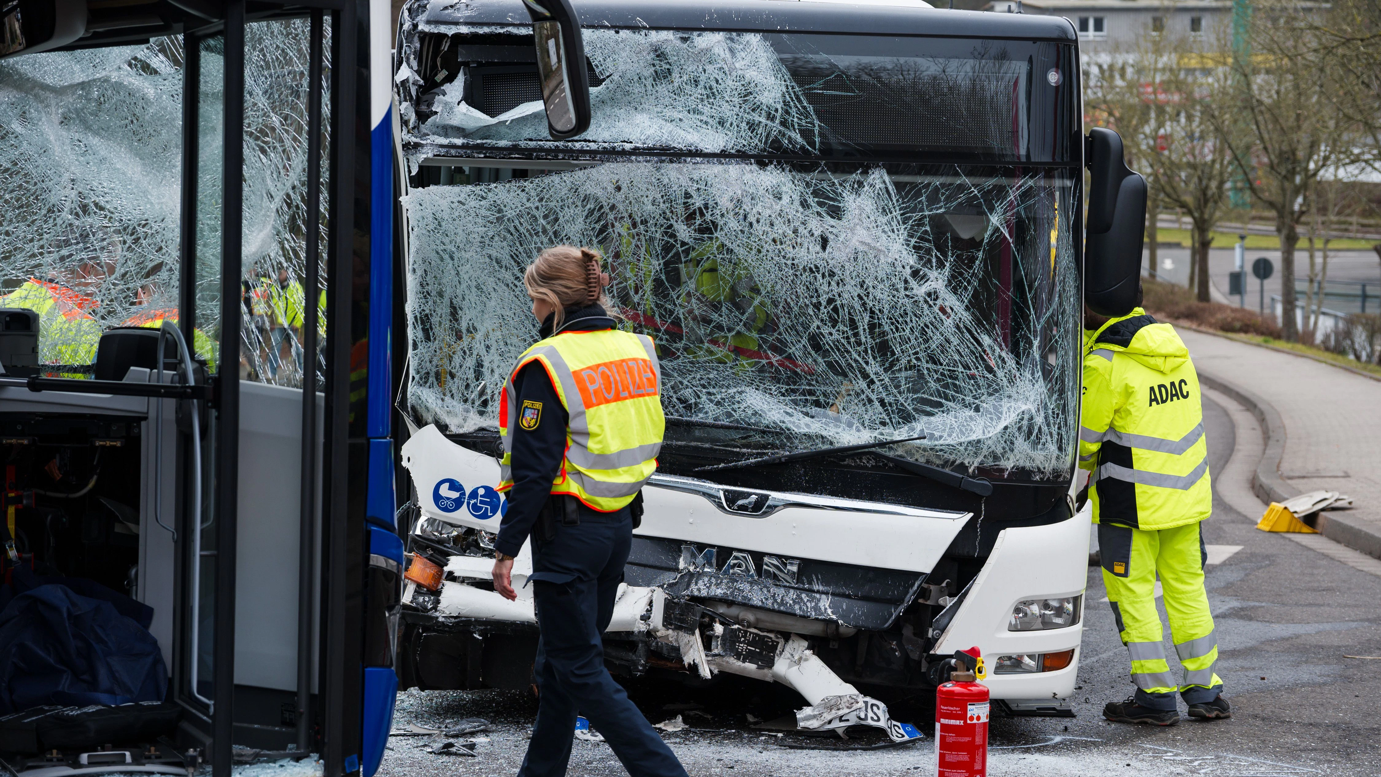 Einsatzkräfte arbeiten am Unfallort in Saarbrücken.