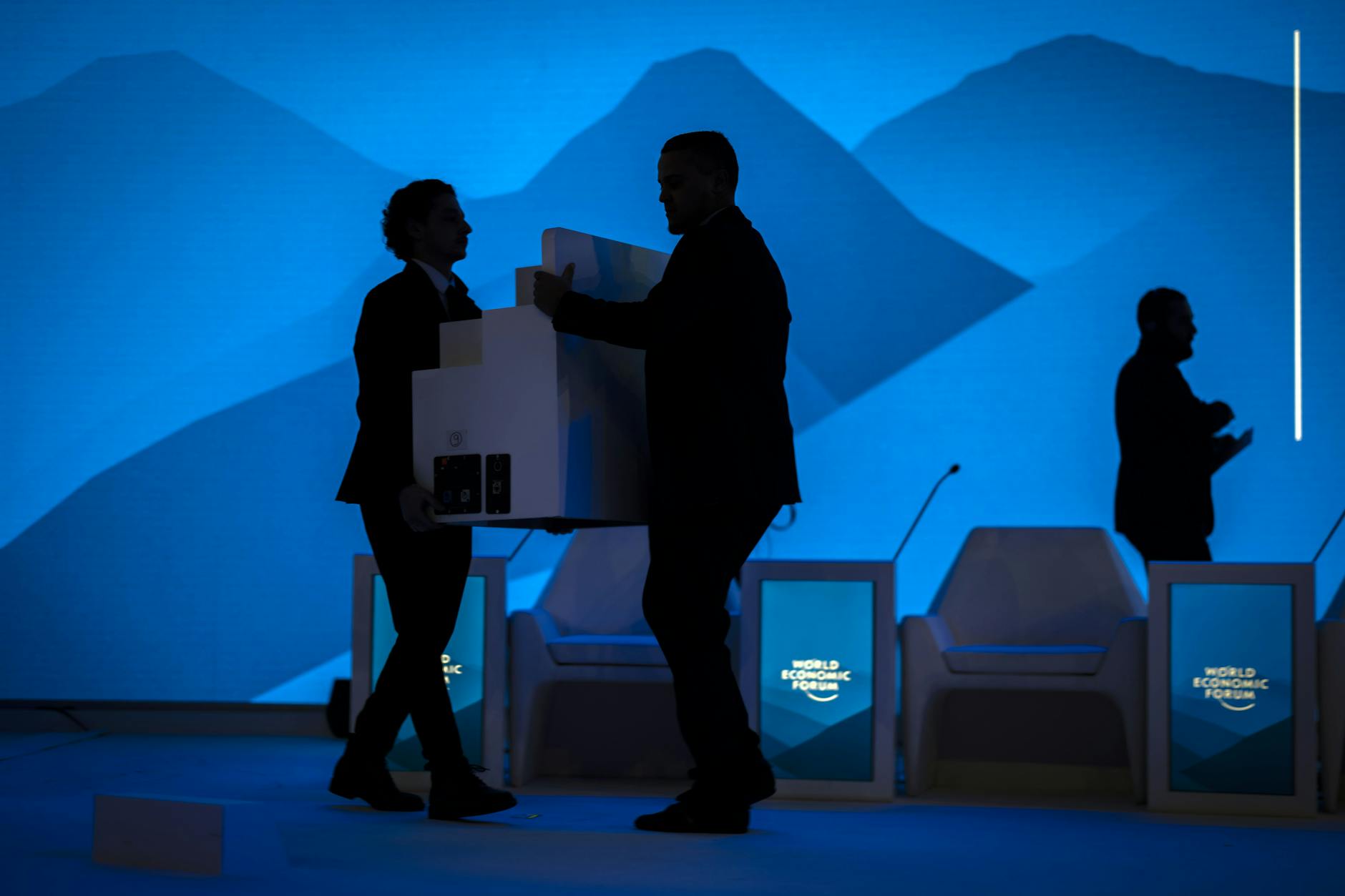 Techniker verschieben Möbel auf der Bühne während des Weltwirtschaftsforums in Davos. "Desinformation und Falschinformation" fand sich auf Platz 1 der dort diskutierten Bedrohungen.