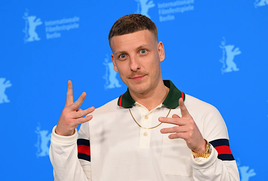 Hoffnungsvoll und bestürzt zugleich: Felix Lobrecht findet klare Worte zu den Wahlergebnissen.