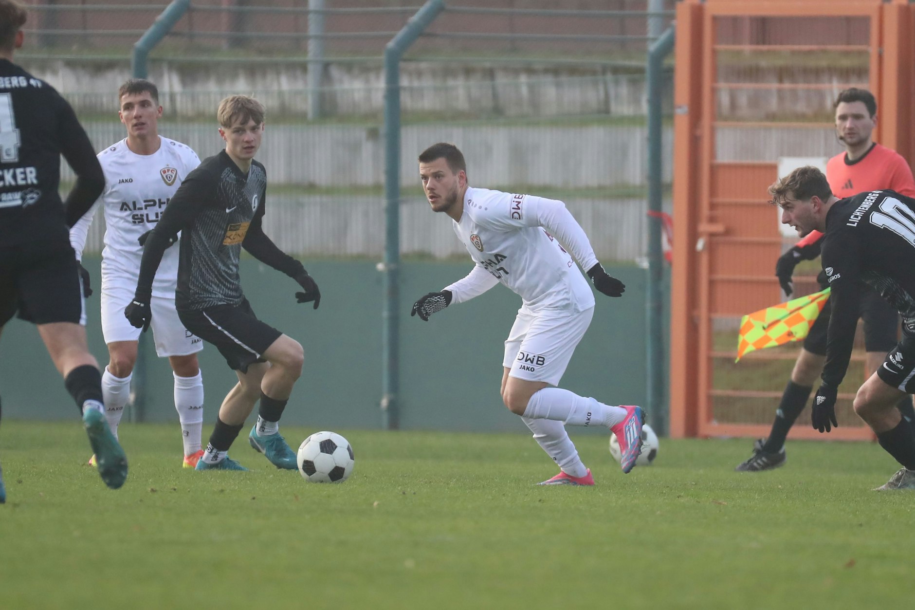Ivan Knezevic vom BFC Dynamo behält auch den Überblick, wenn er von Gegenspielern eingekreist ist.