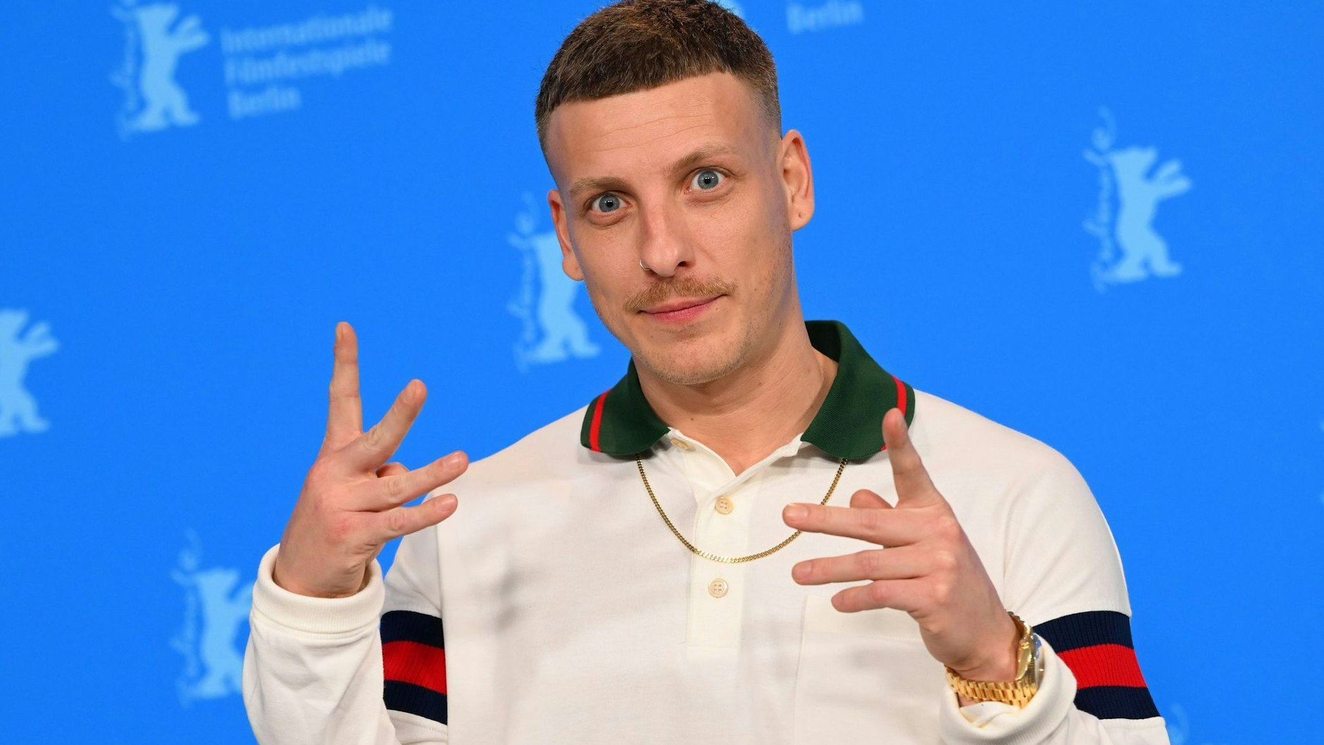 Felix Lobrecht ist Stand-up-Comedian - und hatte sicher schon einmal mit einem Heckler zu tun.