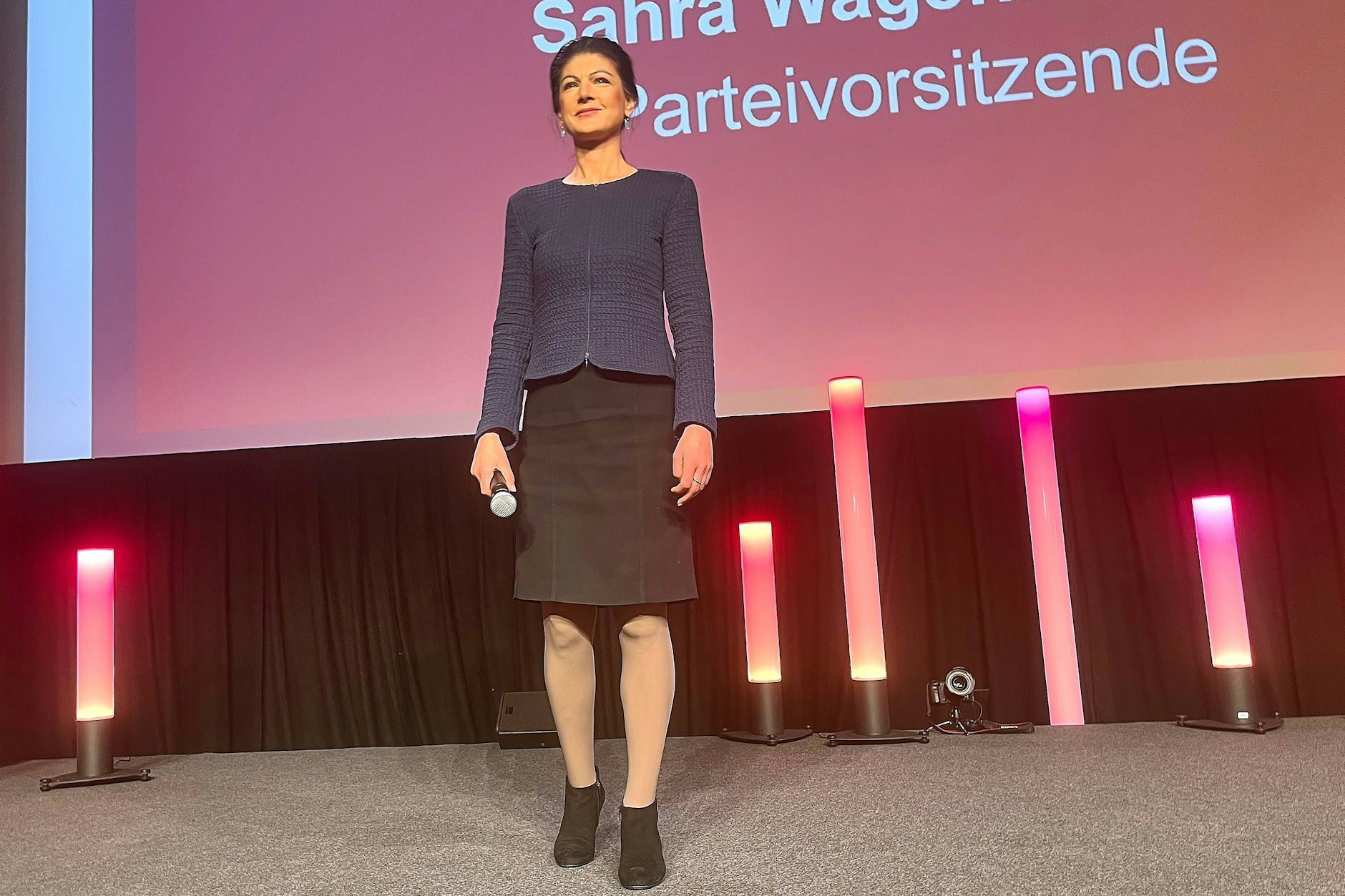 Al final, por desgracia, no fue suficiente para BSW y su homónima, que parece su propia figura de cera con una extraña combinación de top, falda y botines. Pero sobre <strong>Sahra Wagenknecht</strong> se ha cometido muchos errores, por lo que no hay que alegrarse ni enfadarse demasiado por el escaso resultado de su joven partido. Lo veremos en cuatro años, ¡pero entonces, por favor, con otra ropa!