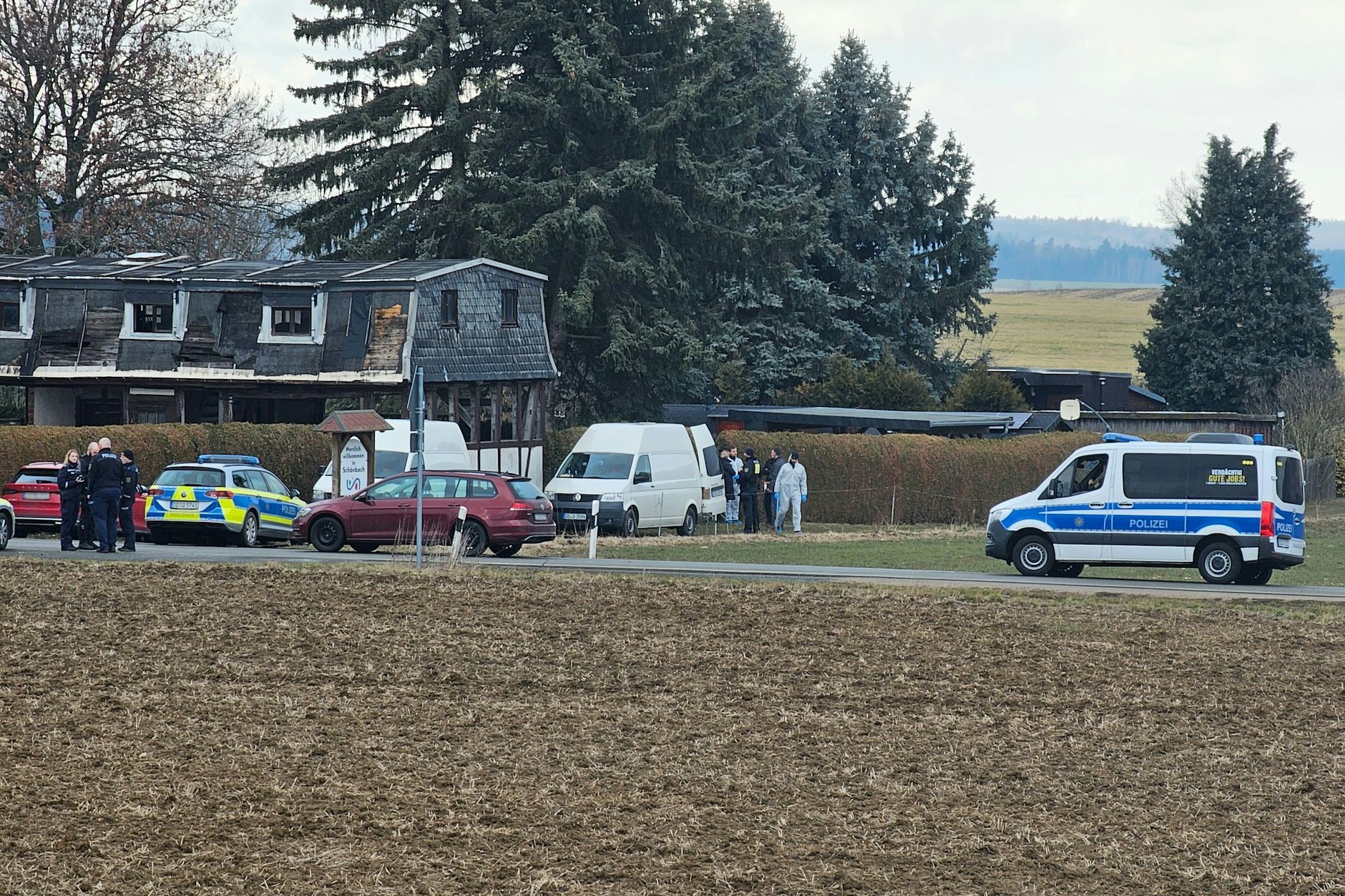 In der Gemeinde Neumark im Vogtland sind drei Leichen gefunden worden. Die Polizei hat alles abgesperrt.