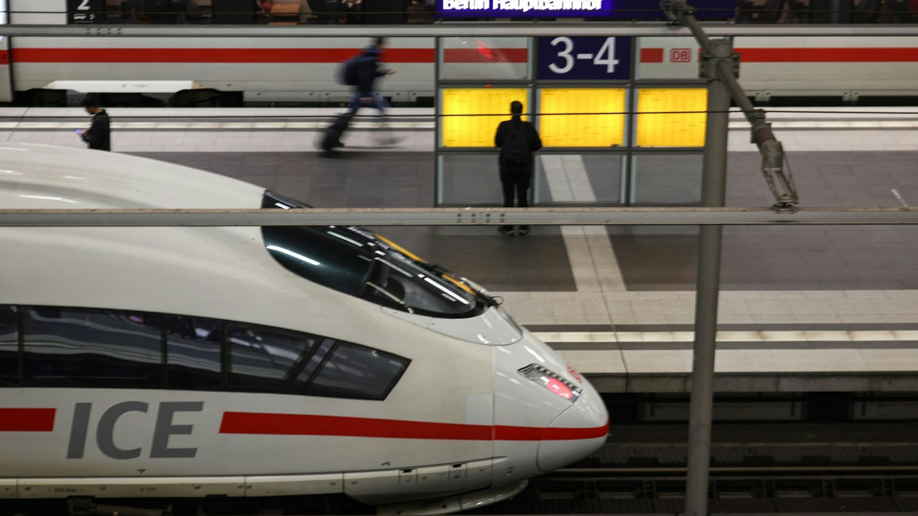 Die Sperrungen am Berliner Hauptbahnhof bleiben den gesamten März über, an einem Wochenende ist der Tiefbahnhof unter anderem für ICE-Züge komplett gesperrt.