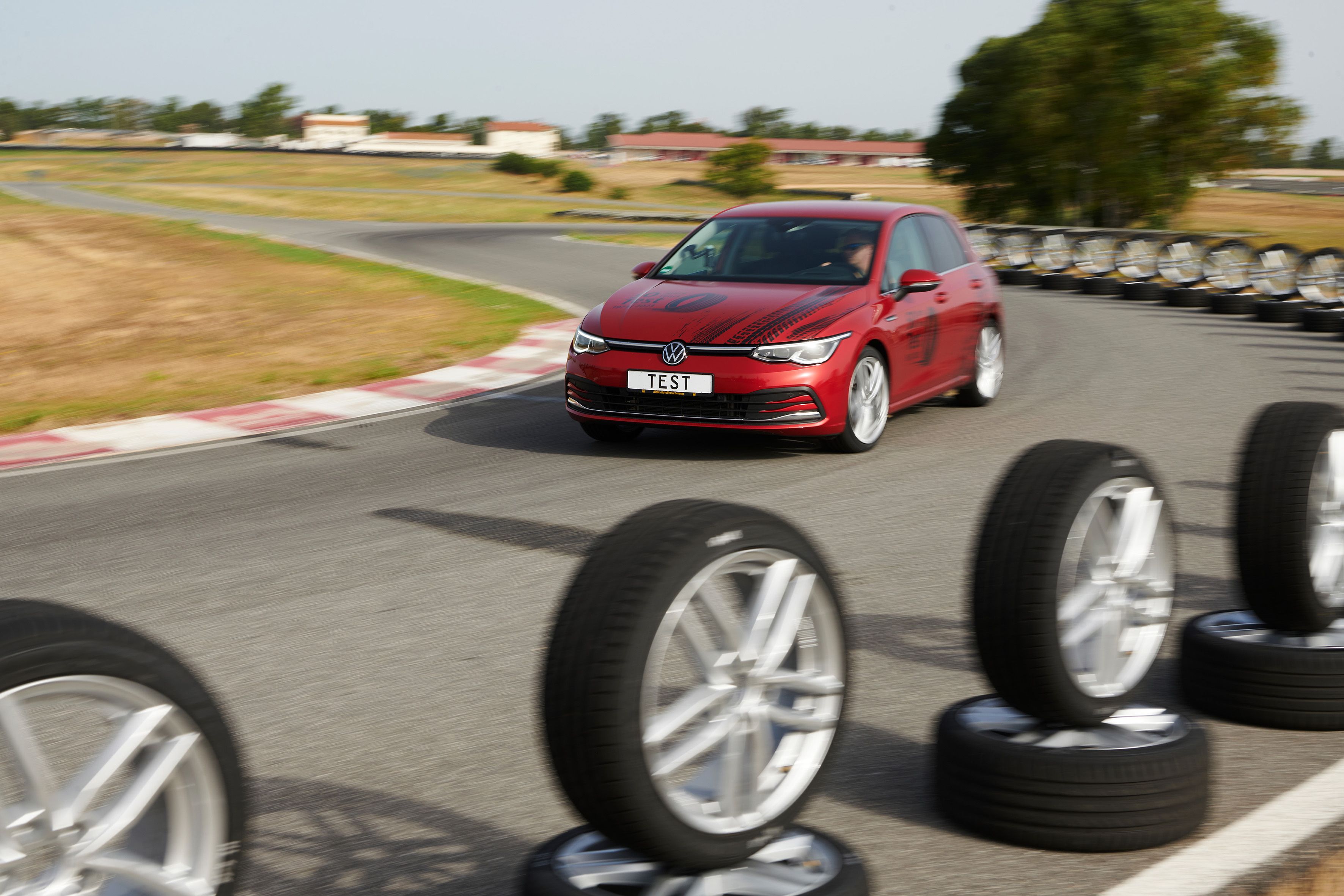 Gefährlich langer Bremsweg: Dieser Sommerreifen fällt im Test durch!