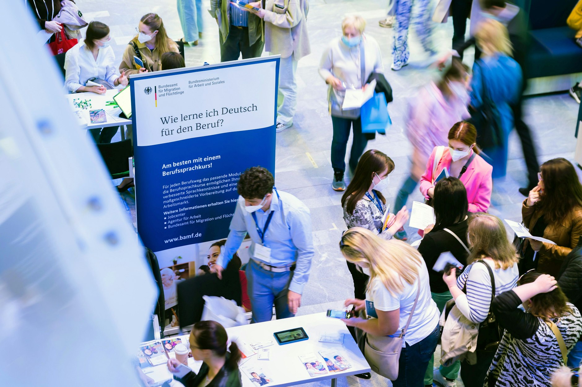 “How do I learn German for my job?” – Ukrainian refugees at a job fair organized by the Berlin Chamber of Industry and Commerce.