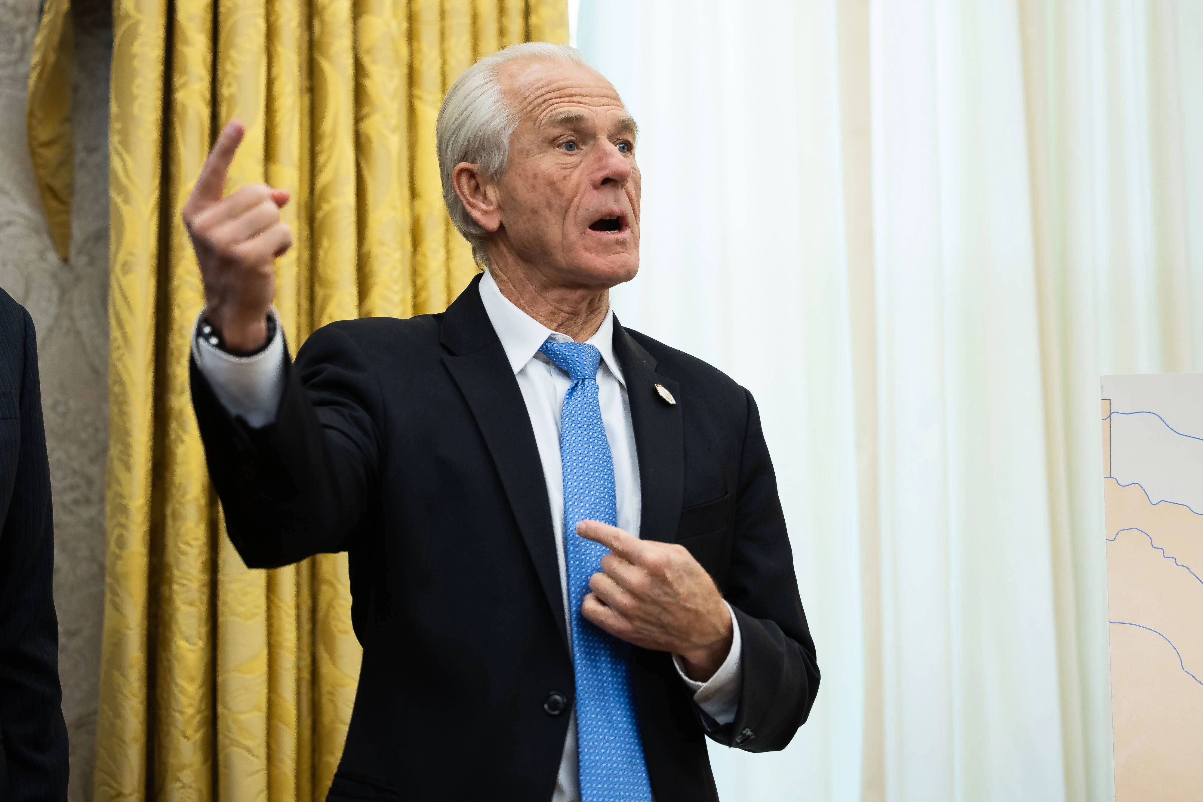 Donald Trumps oberster Handelskrieger Peter Navarro spricht im Oval Office.