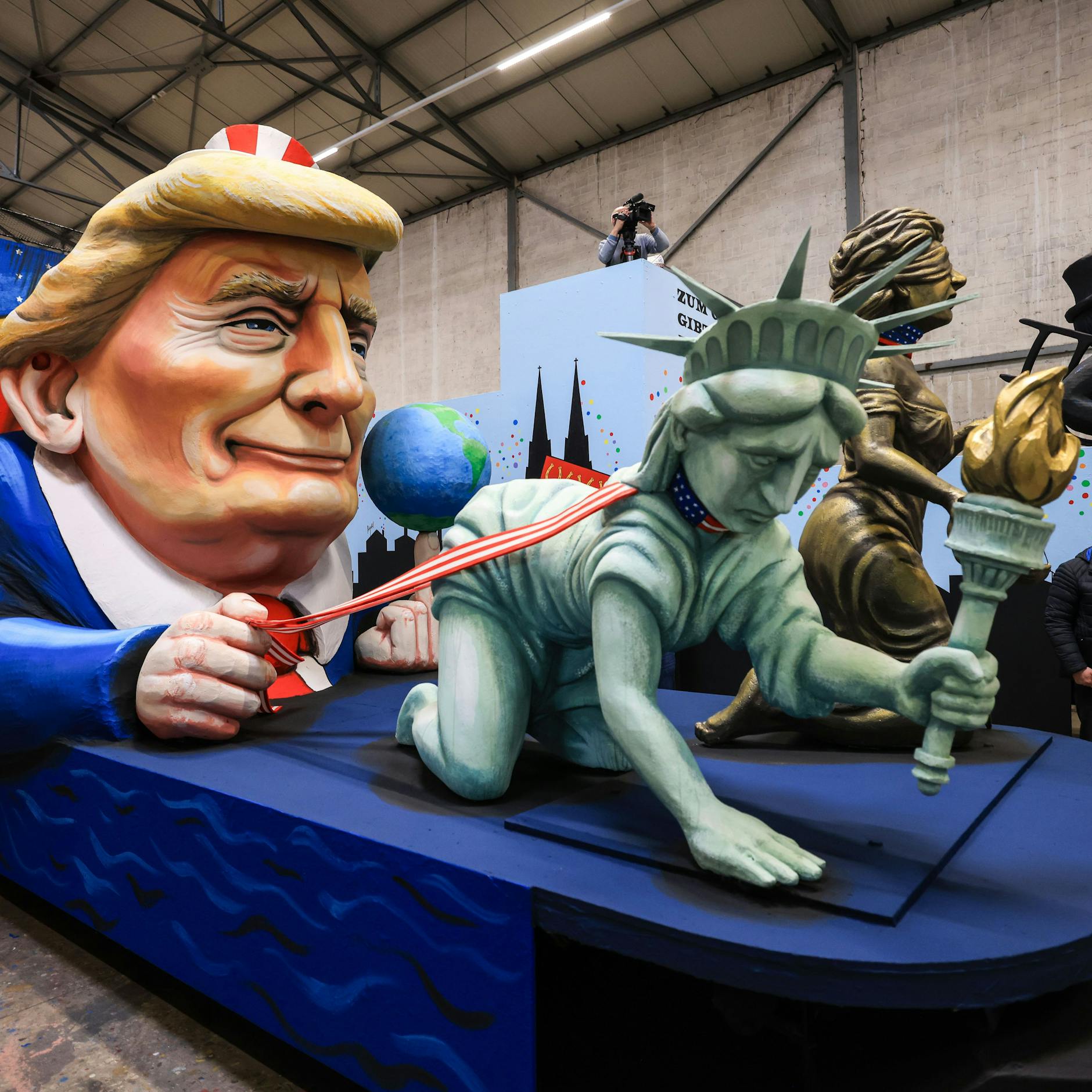 Image - Trump, Putin, Alice Weidel, Karl Lauterbach ... die Karneval-Wagen von Köln. HIER schon angucken