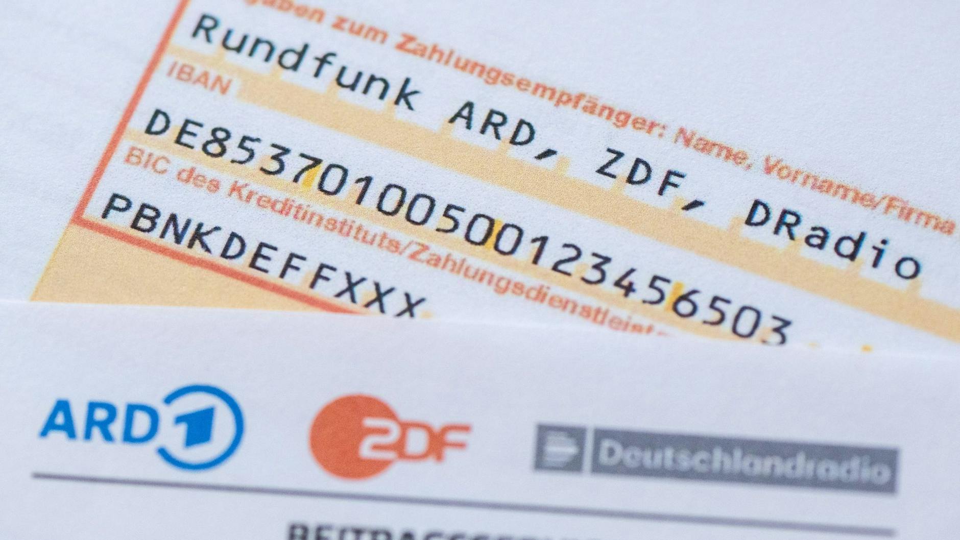 Ein Anschreiben zur Anmeldung für die Rundfunkgebühren liegt auf einem Überweisungsträger. (zu dpa: «Länderchefs beschließen Rundfunkreform - Finanzen später»)