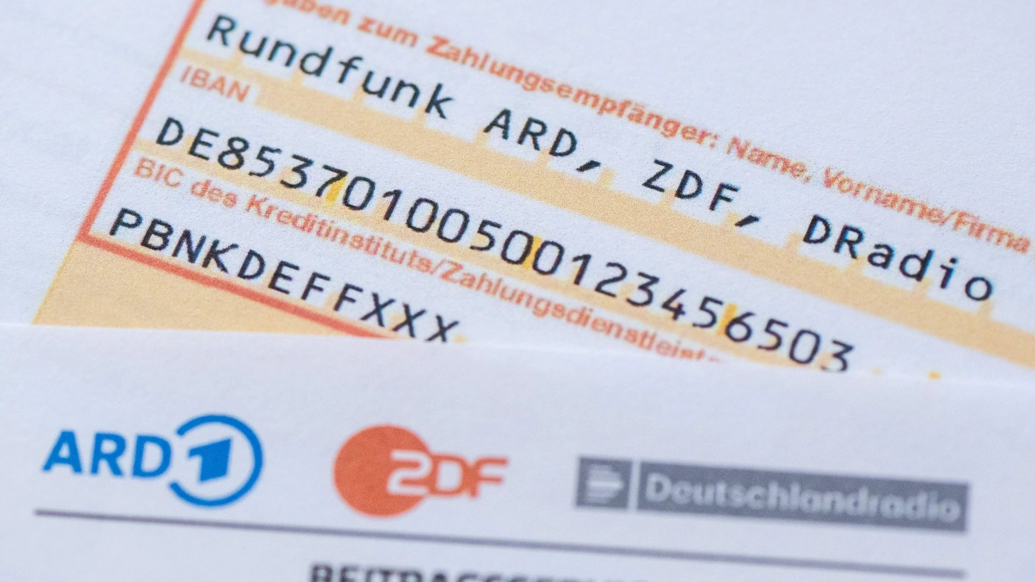 Ein Anschreiben zur Anmeldung für die Rundfunkgebühren liegt auf einem Überweisungsträger. (zu dpa: «Länderchefs beschließen Rundfunkreform - Finanzen später»)