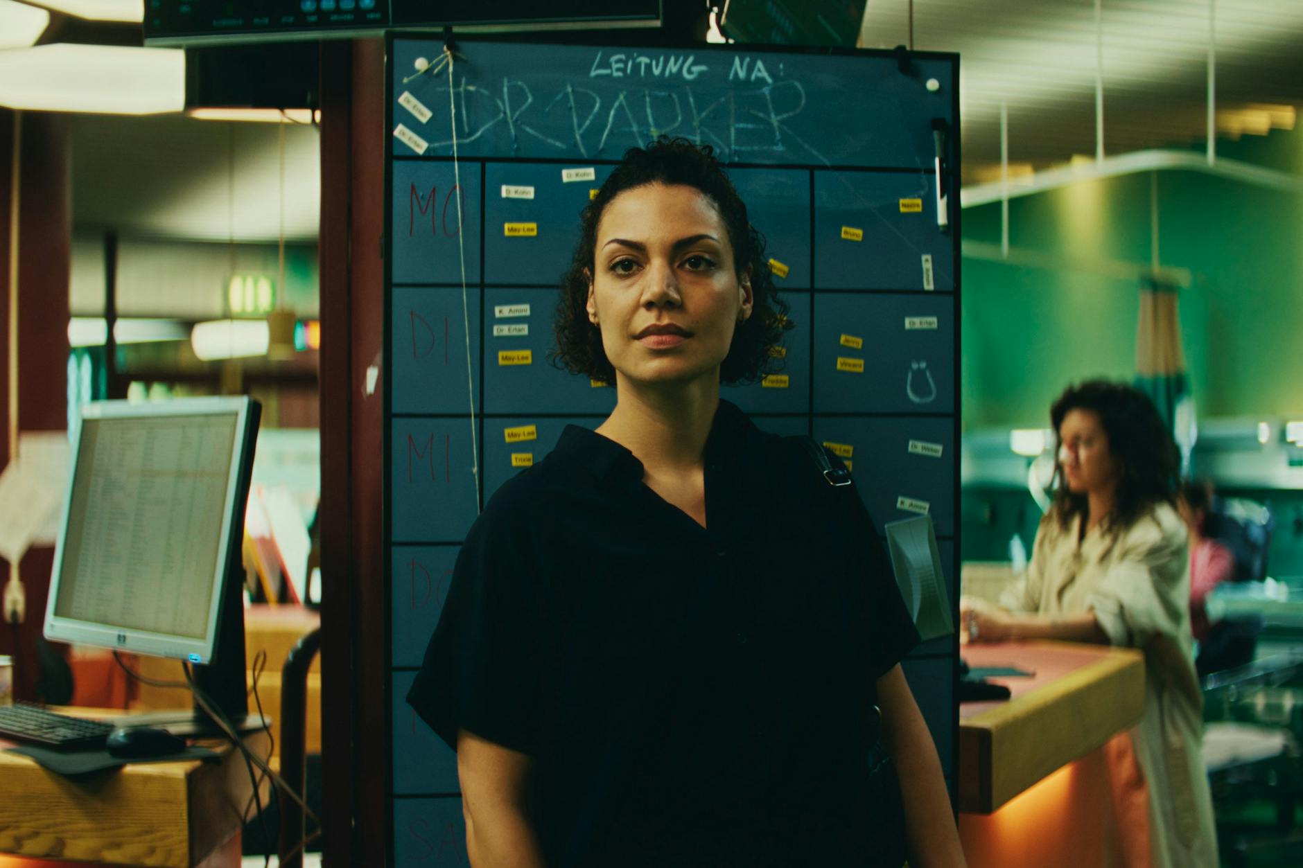 Haley Louise Jones spielt Dr. Parker, die neue Chefin der Notaufnahme in „Krank Berlin“.